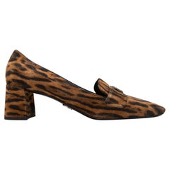 Mocassini a punta quadrata marroni e neri di Prada con stampa leopardo