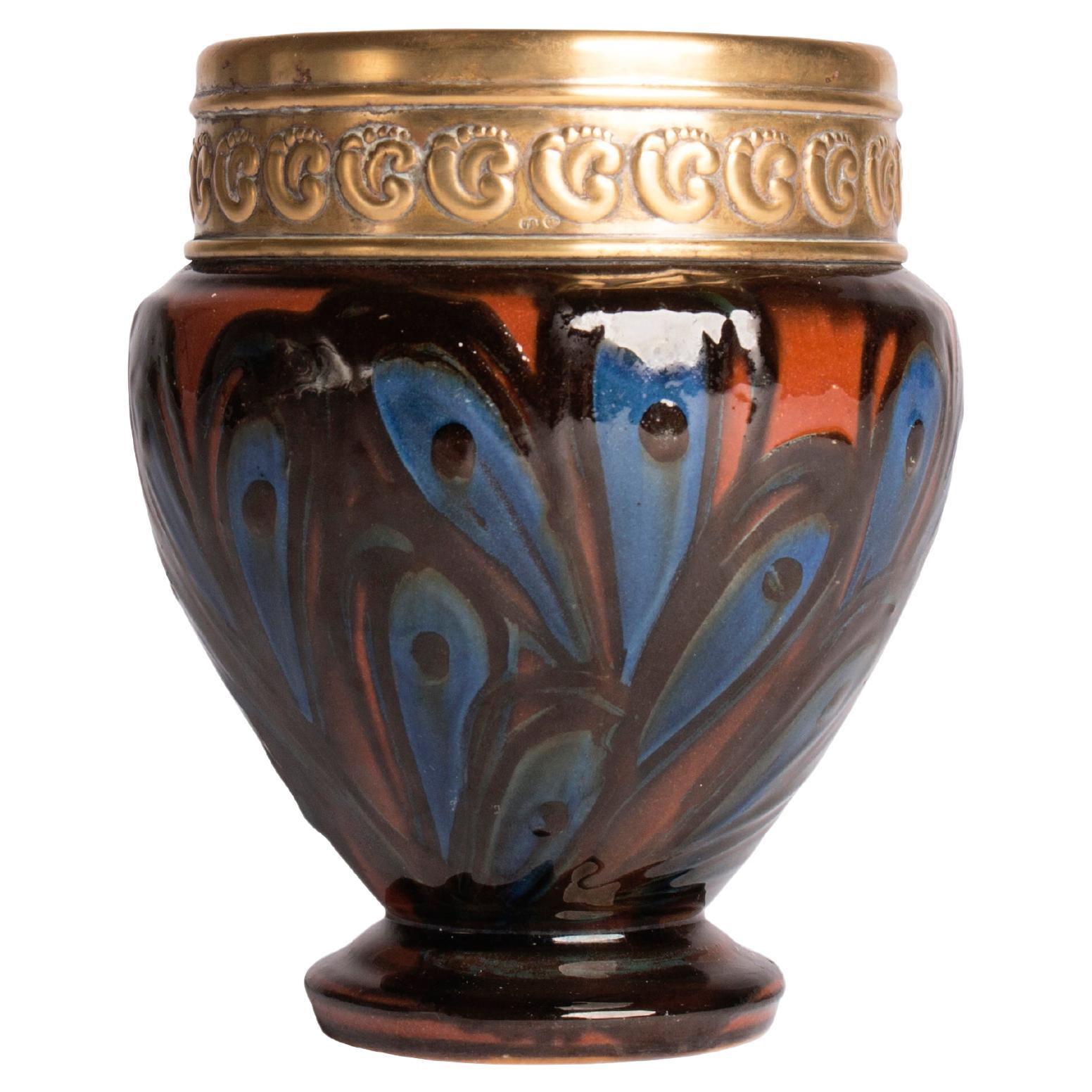 Vaso smaltato marrone, blu e rosso con montatura in argenteria dorata in vendita