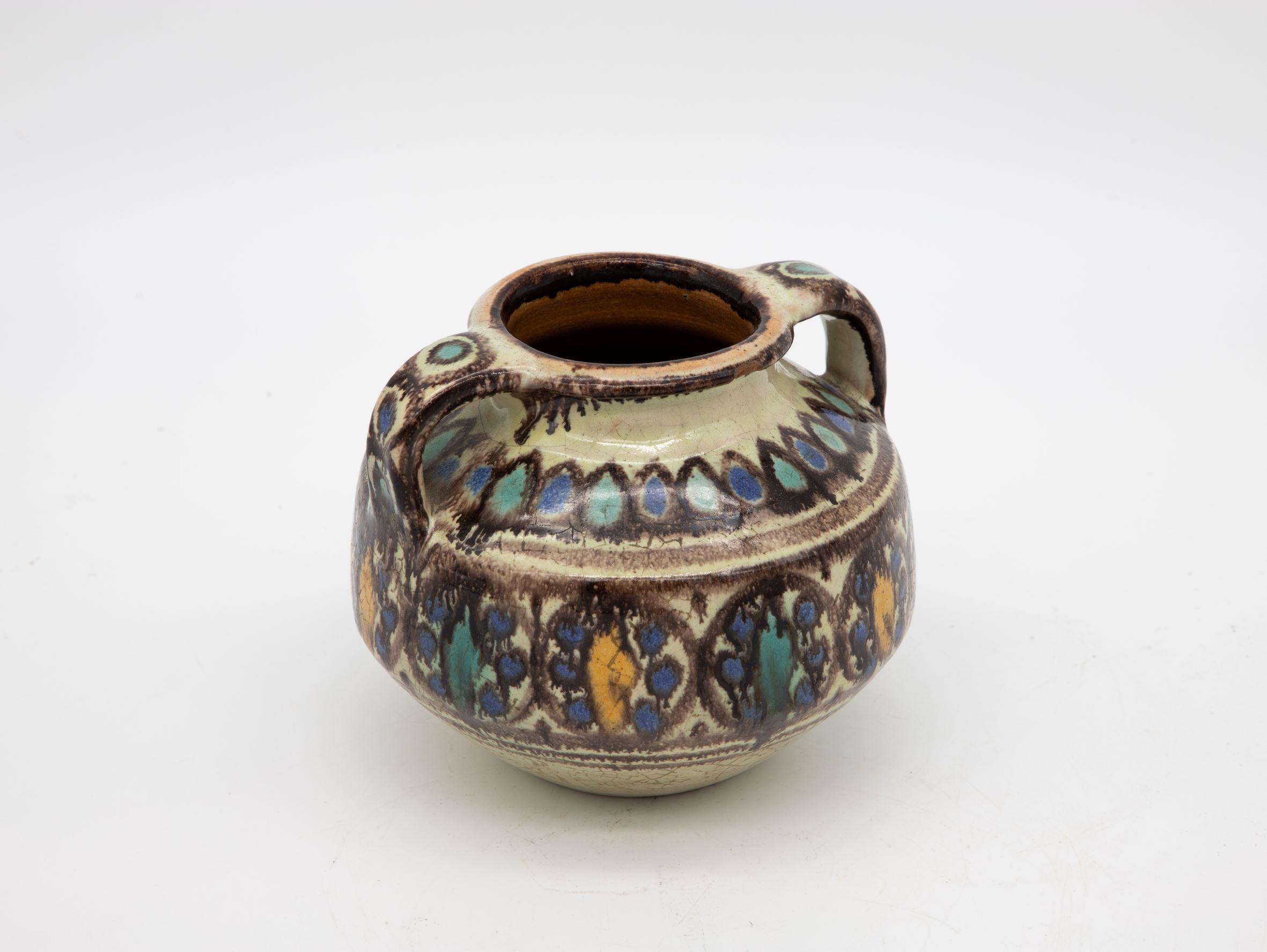 A two-handled vase from Safi, Morocco. Early 20th century. Alternating aqua and yellow
leaf pattern.