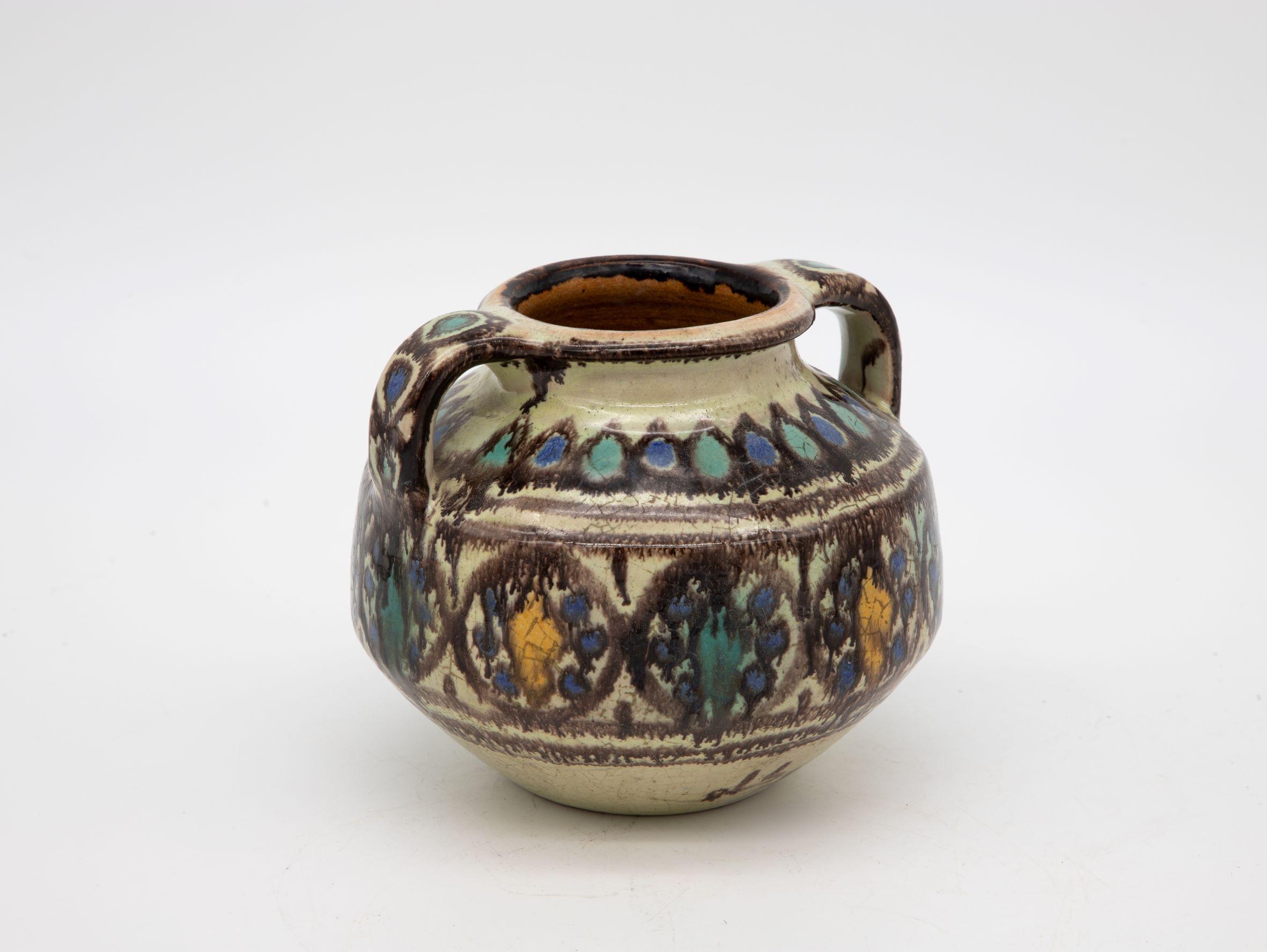 Ceramica Vaso a due manici di colore marrone, blu e giallo in vendita