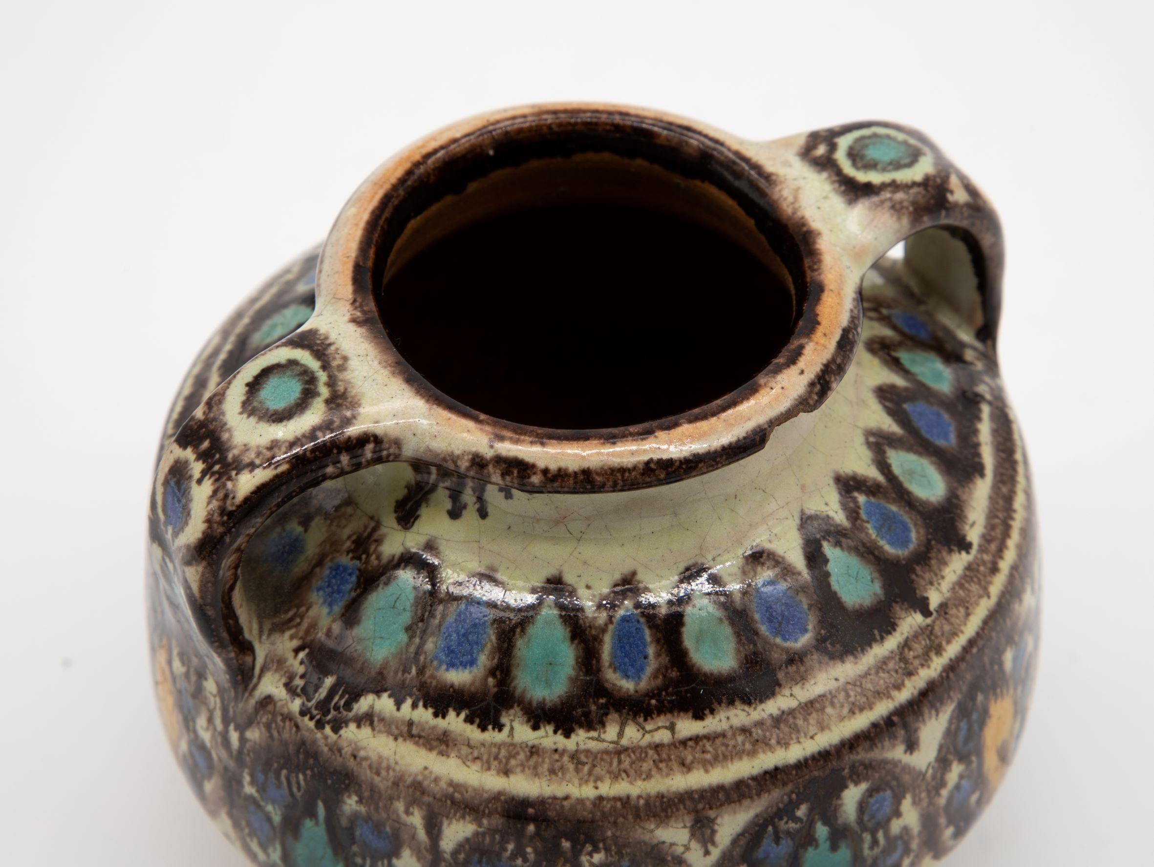 Vaso a due manici di colore marrone, blu e giallo in vendita 4