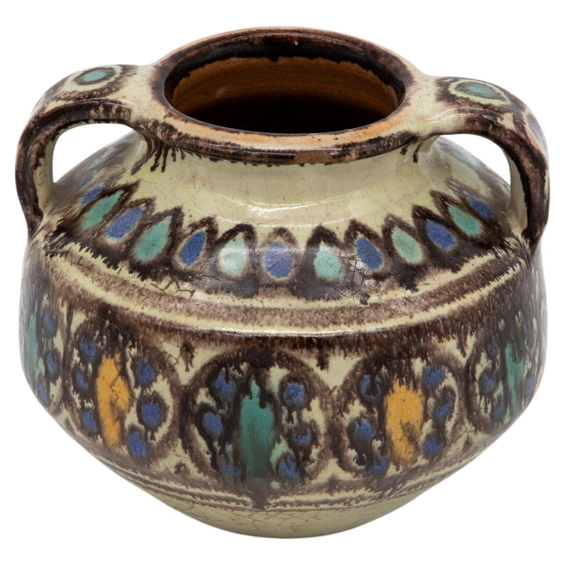 Vaso a due manici di colore marrone, blu e giallo
