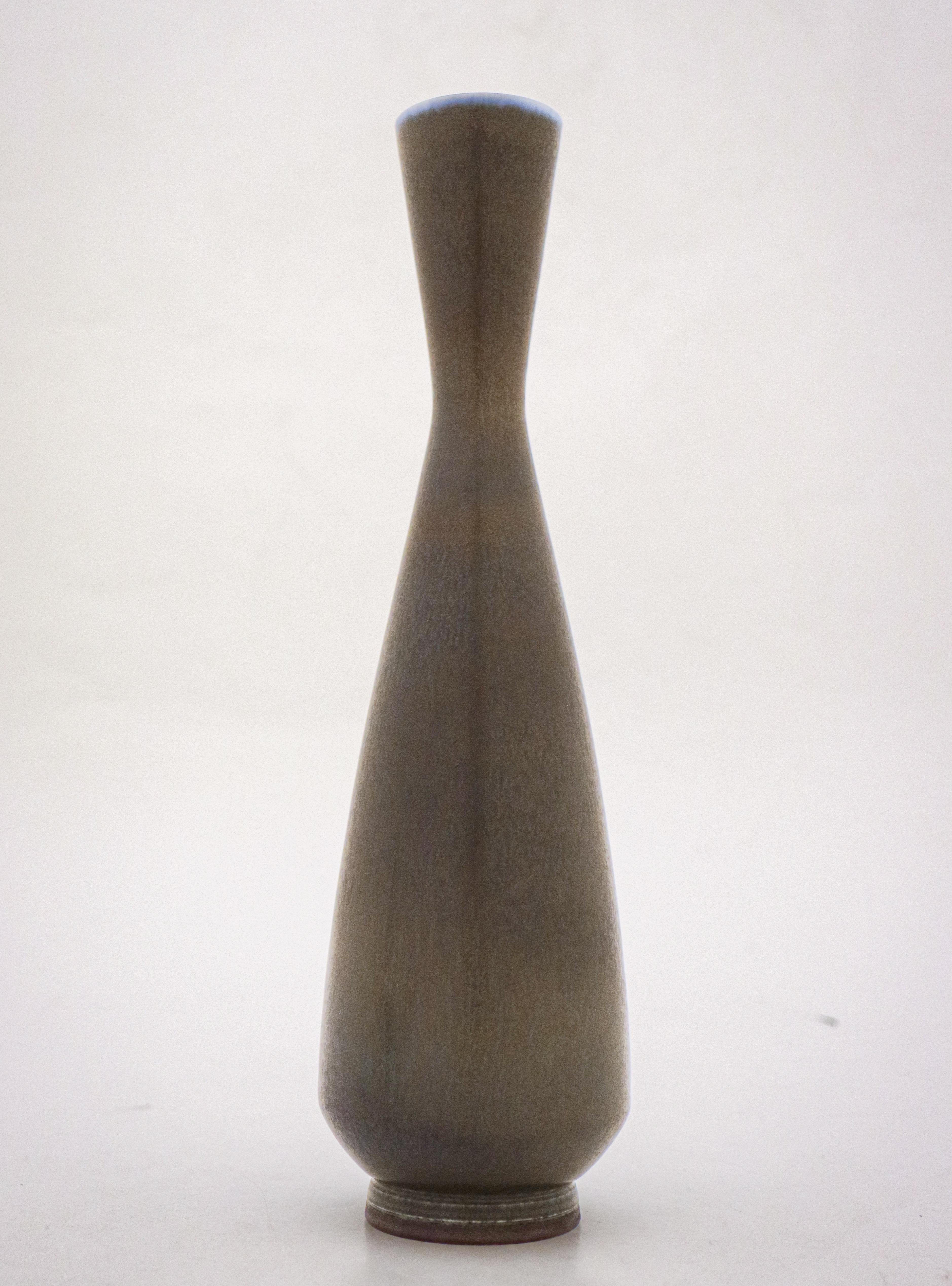 Un joli vase avec une glaçure de fourrure de haricot brun et bleu conçu par Berndt Friberg à Gustavsberg à Stockholm, le vase est 27 cm de haut. Il est marqué comme sur la photo et a été fabriqué en 1962. Il est en très bon état, à l'exception de