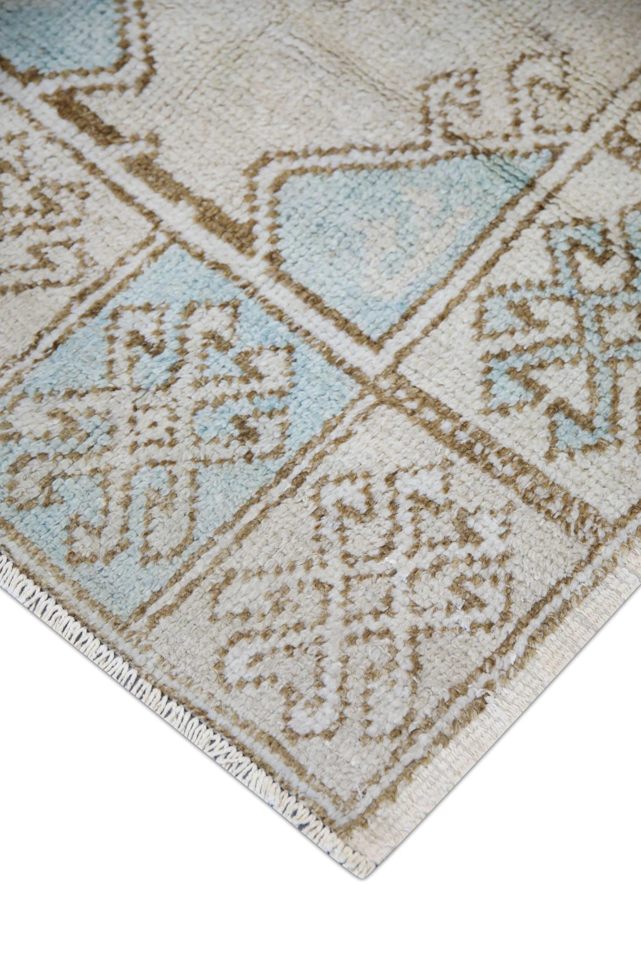Dieser exquisite türkische Oushak-Teppich im Vintage-Stil ist ein beeindruckendes Beispiel für traditionelle Handwerkskunst und zeitlose Schönheit. Dieser aus hochwertigen Wollfasern handgeknüpfte Teppich zeichnet sich durch komplizierte Muster und