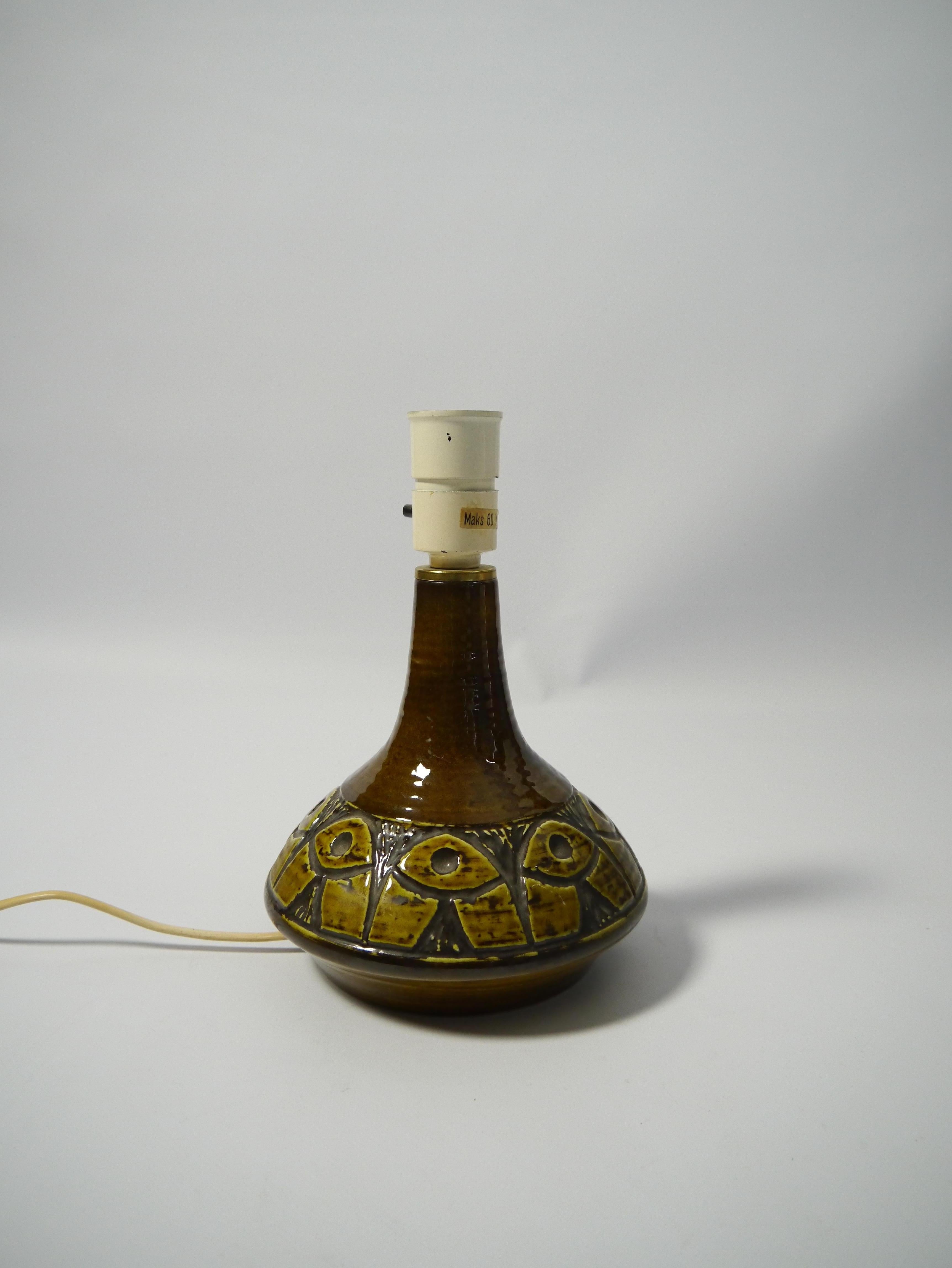 Lampe de table boho chic émaillée marron, fabriquée par Finne, Norvège années 1960. Wabi sabi, bohème chic, rustique. 