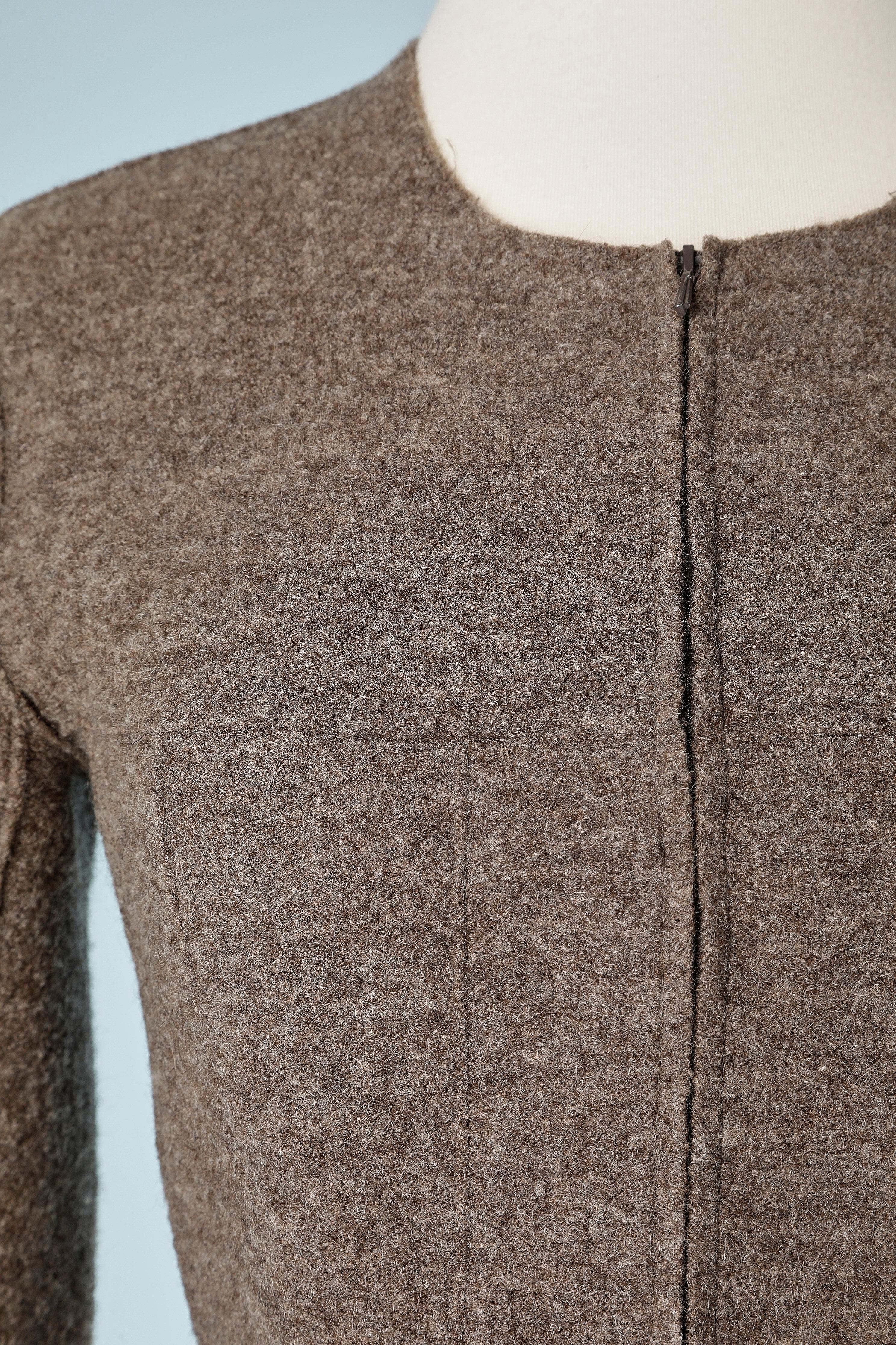 Veste en laine bouillie marron avec fermeture éclair. Pas de doublure. 
Chaîne métallique à l'intérieur de la veste dans le bas. Fente dans le bas de la manche, longueur= 6 cm 
TAILLE S 