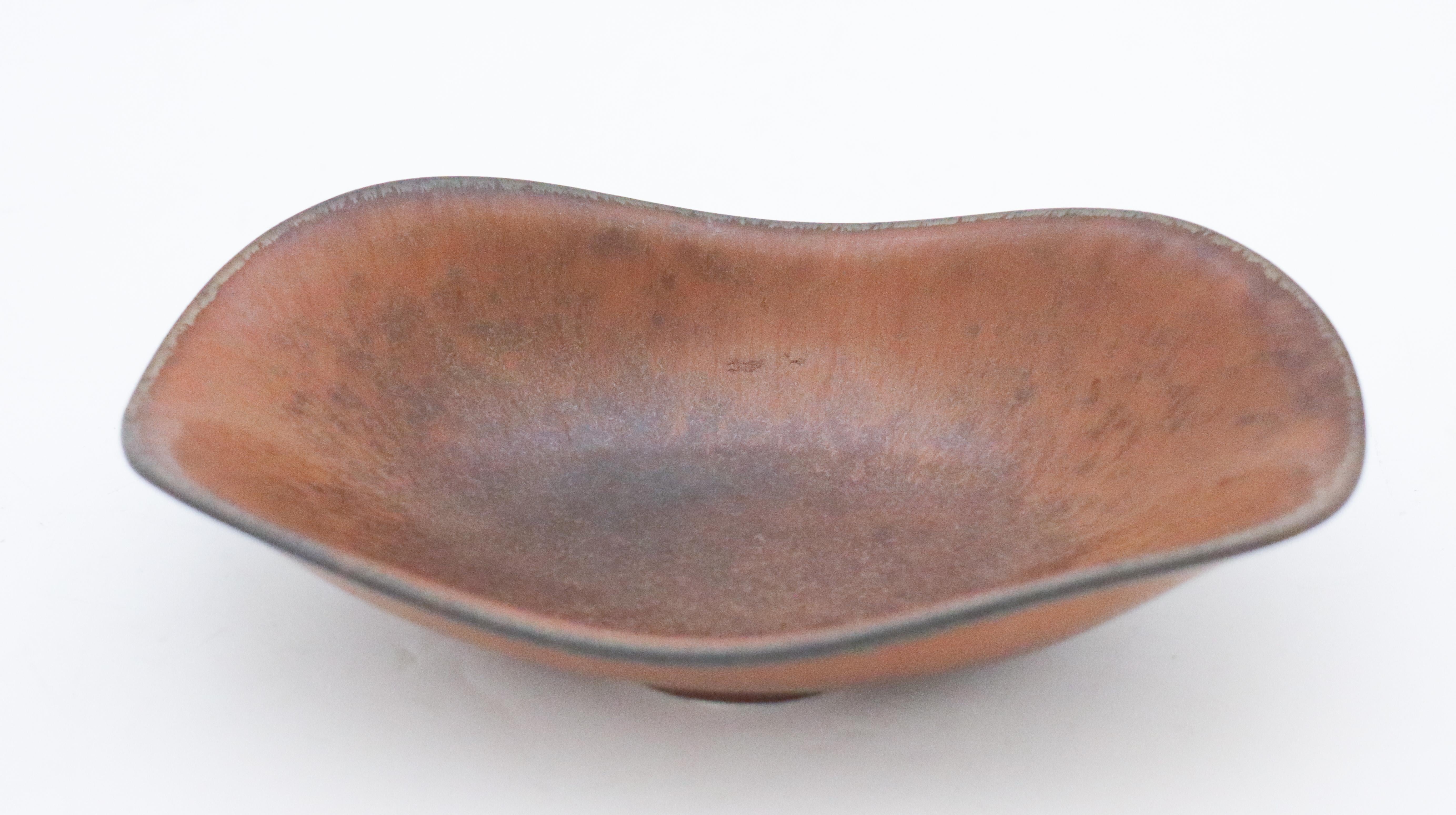 A lovely bowl designed by Gunnar Nylund at Rörstrand, it´s 17.5 x 11 cm in diameter. It has a lovely brown har fur glaze, it´s in mint condition and marked as 1:st quality.

 Gunnar Nylund was born in Paris 1904 with parents who worked as sculptors