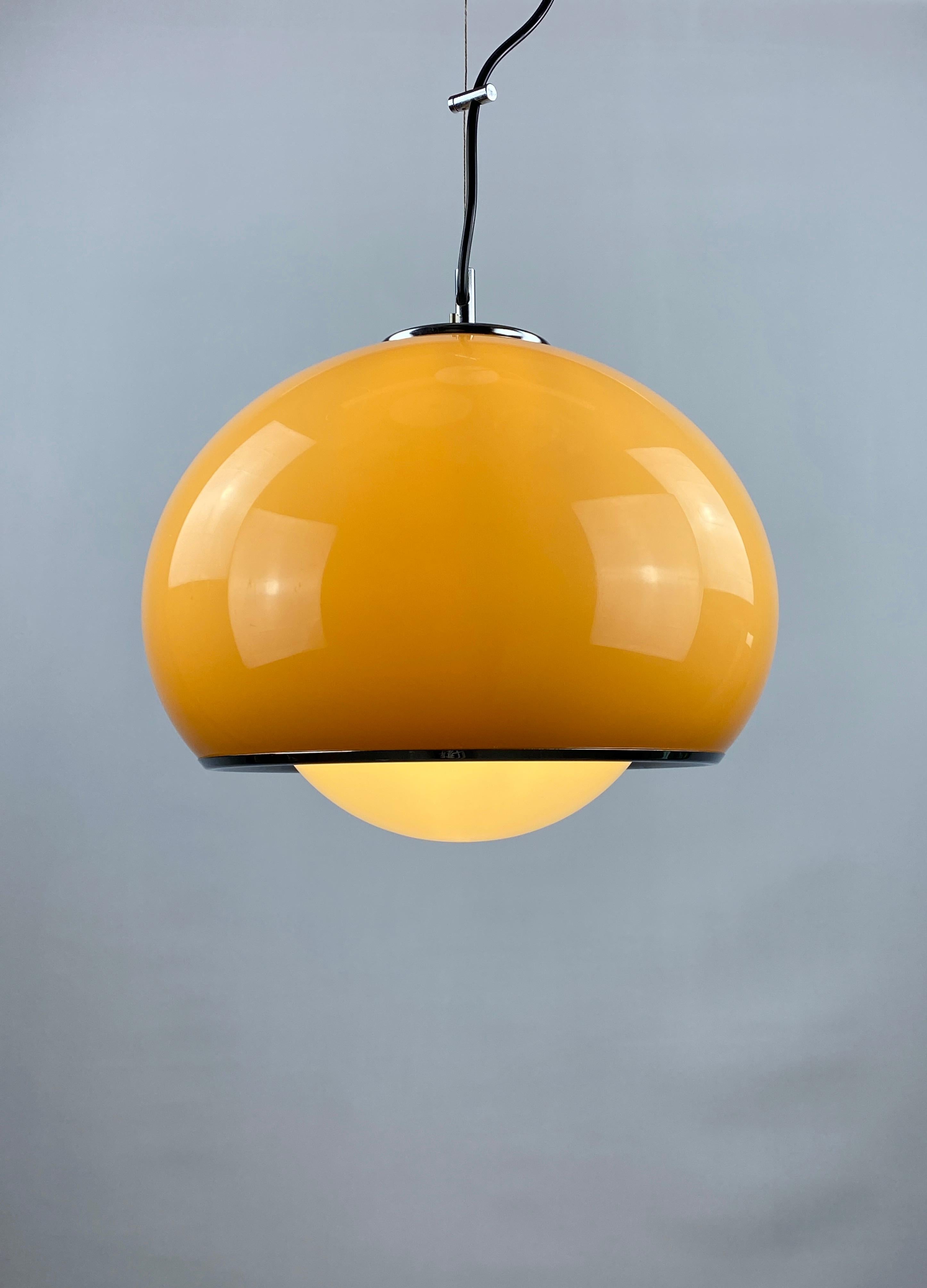 Lampe suspendue italienne conçue par Harvey Guzzini, Studio 6G pour Meblo, Yougoslavie, à la fin des années 60 et au début des années 70. Celui-ci a encore son autocollant d'origine.

Design/One très élégant et classique qui diffuse une lumière
