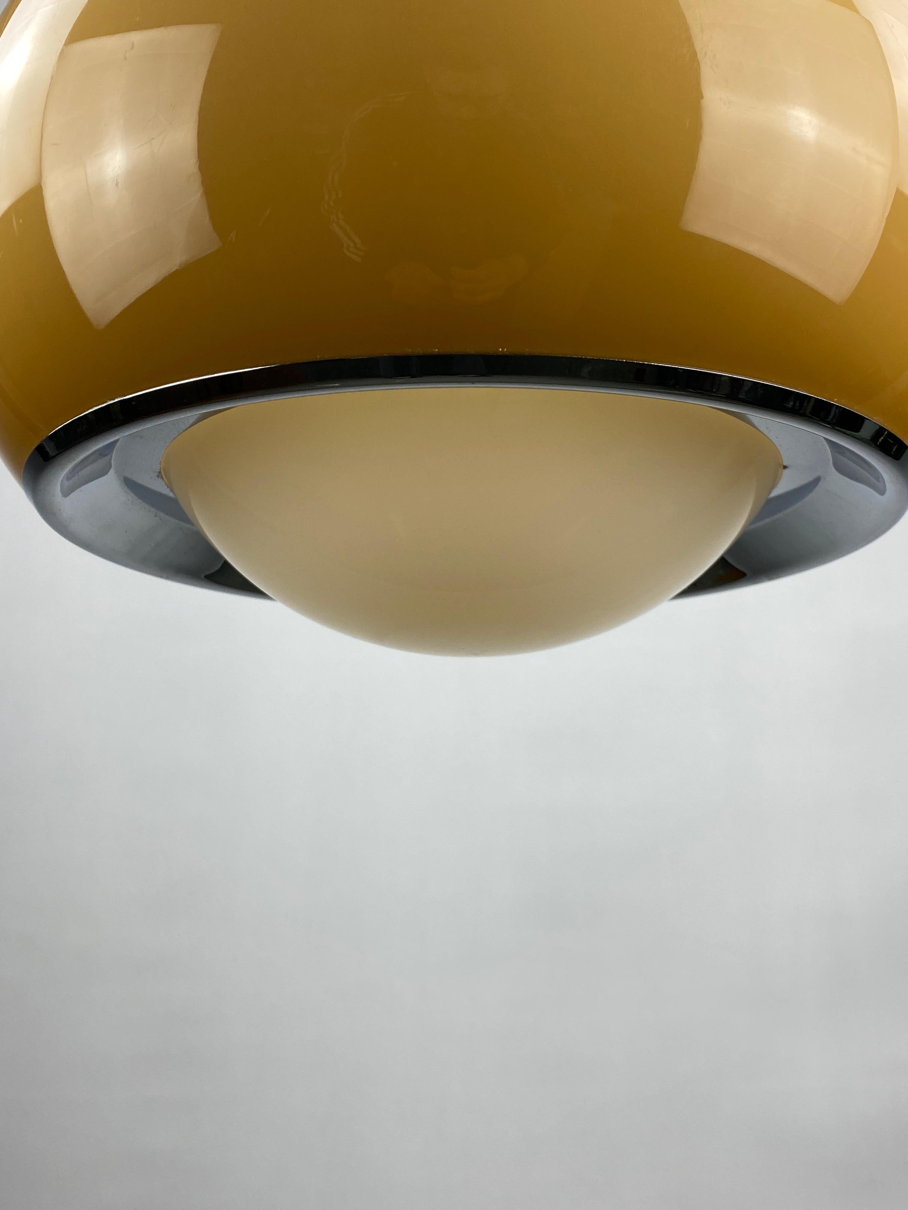 Lampe suspendue Brown BUD conçue par Harvey Guzzini pour Meblo 1960 Bon état à TERHEIJDEN, NB