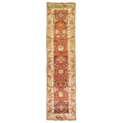 Tapis de couloir arménien vintage géométrique marron bourgogne du 20ème siècle