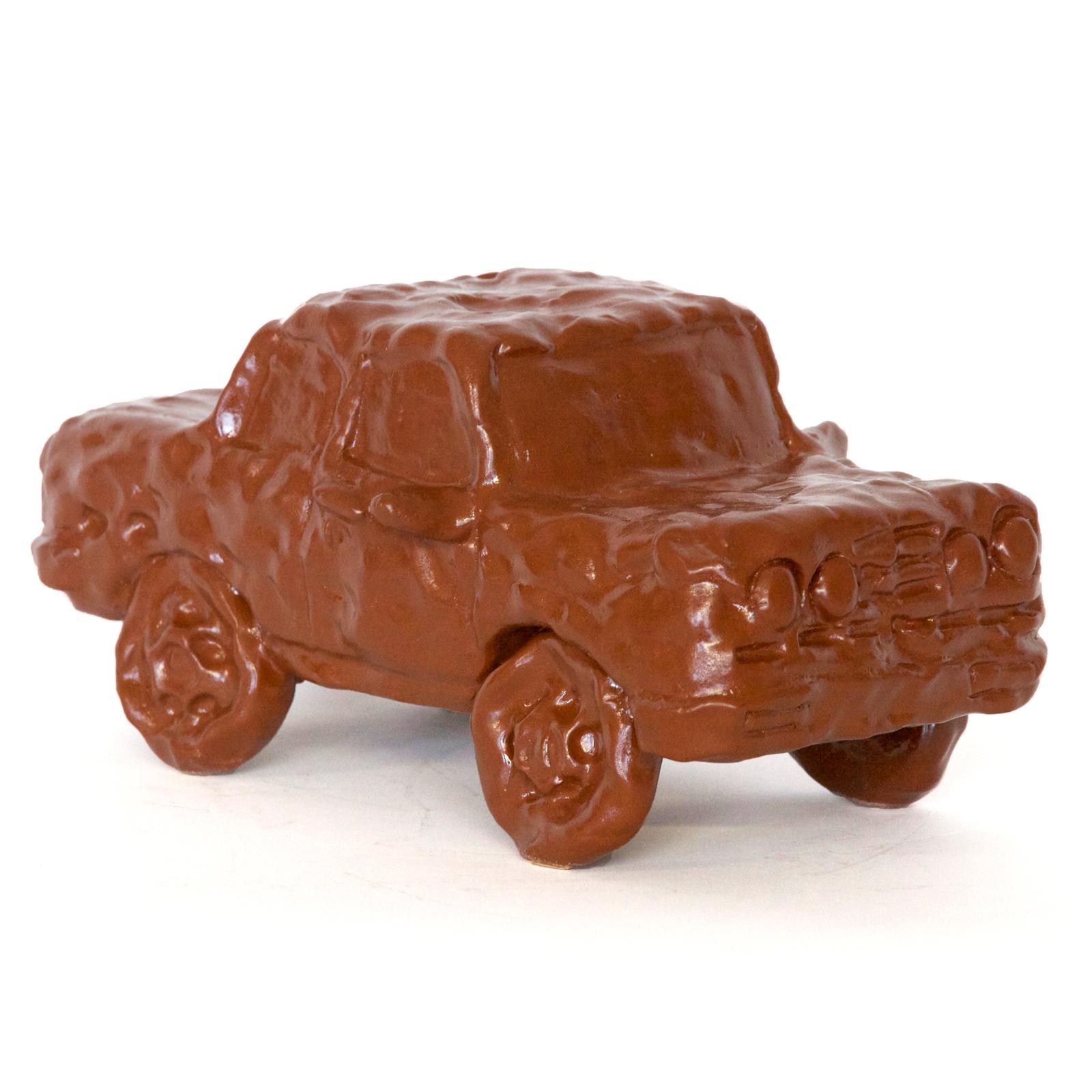 Autre Sculpture de voiture en céramique émaillée « Chocolate Sedan » en vente