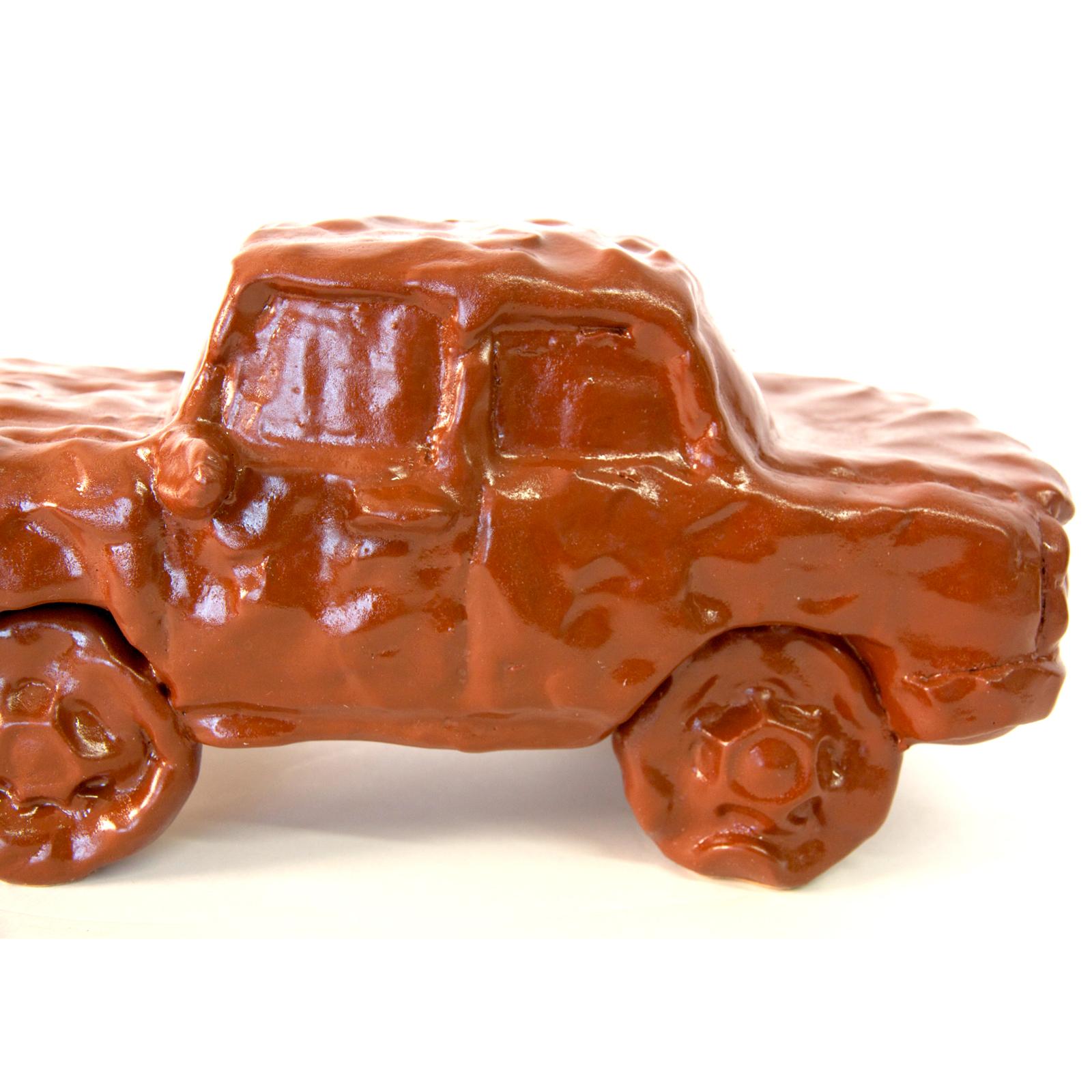 Vernissé Sculpture de voiture en céramique émaillée « Chocolate Sedan » en vente