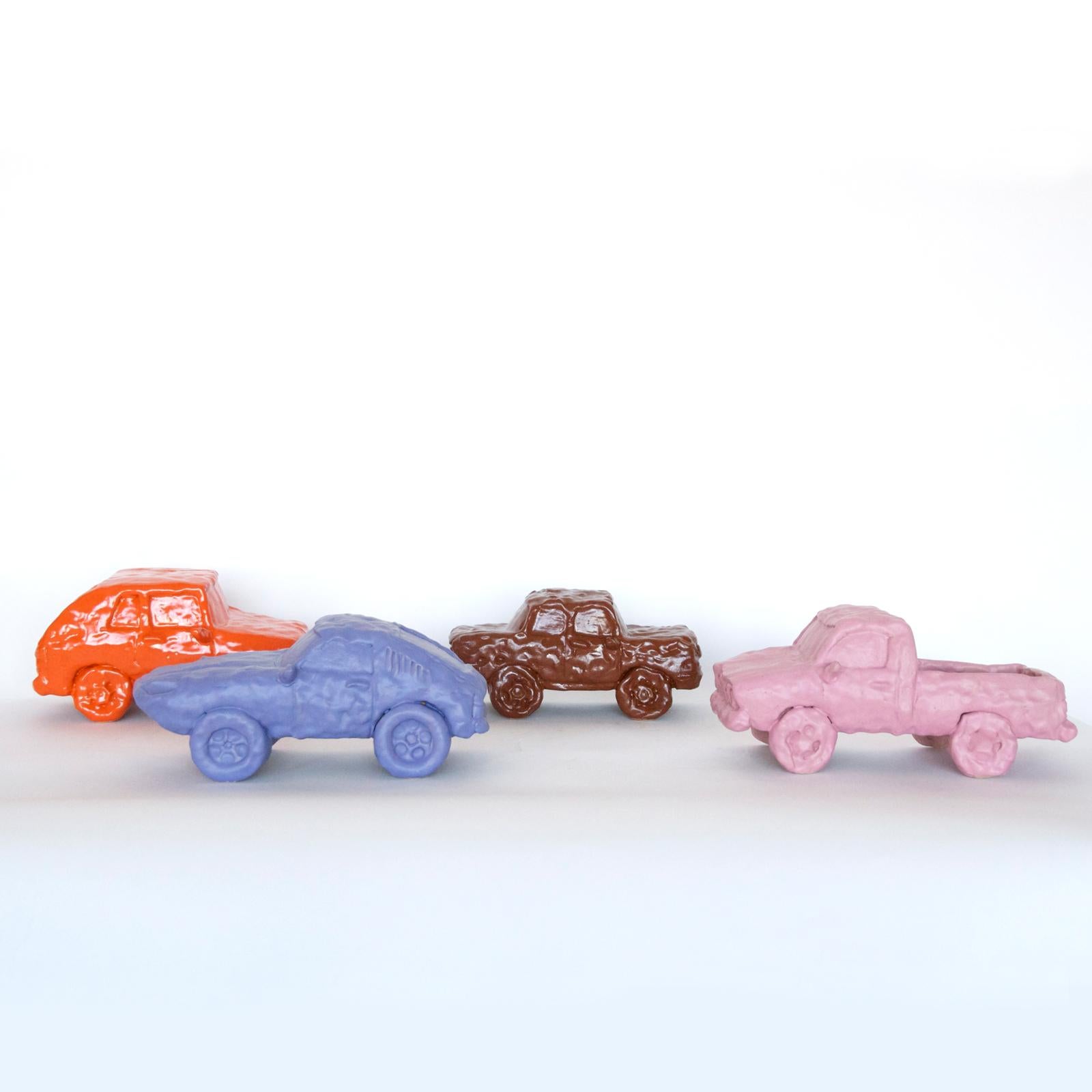 Céramique Sculpture de voiture en céramique émaillée « Chocolate Sedan » en vente