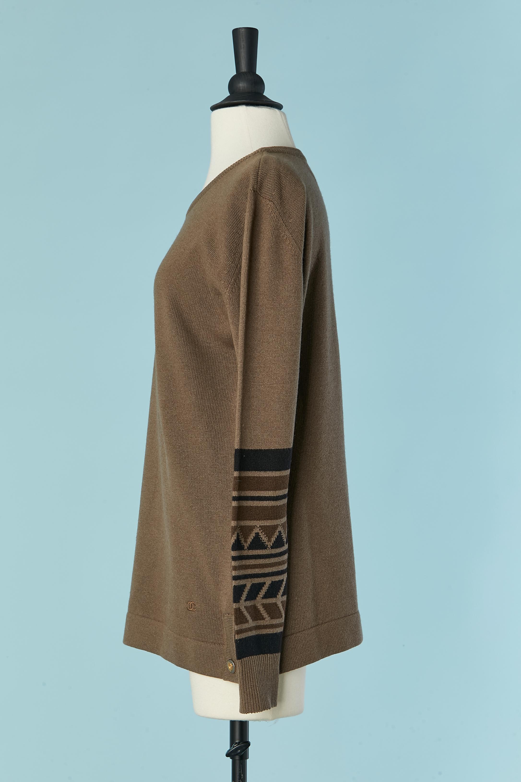 Pull en cachemire Brown avec manches en jacquard CHANEL Pour femmes en vente
