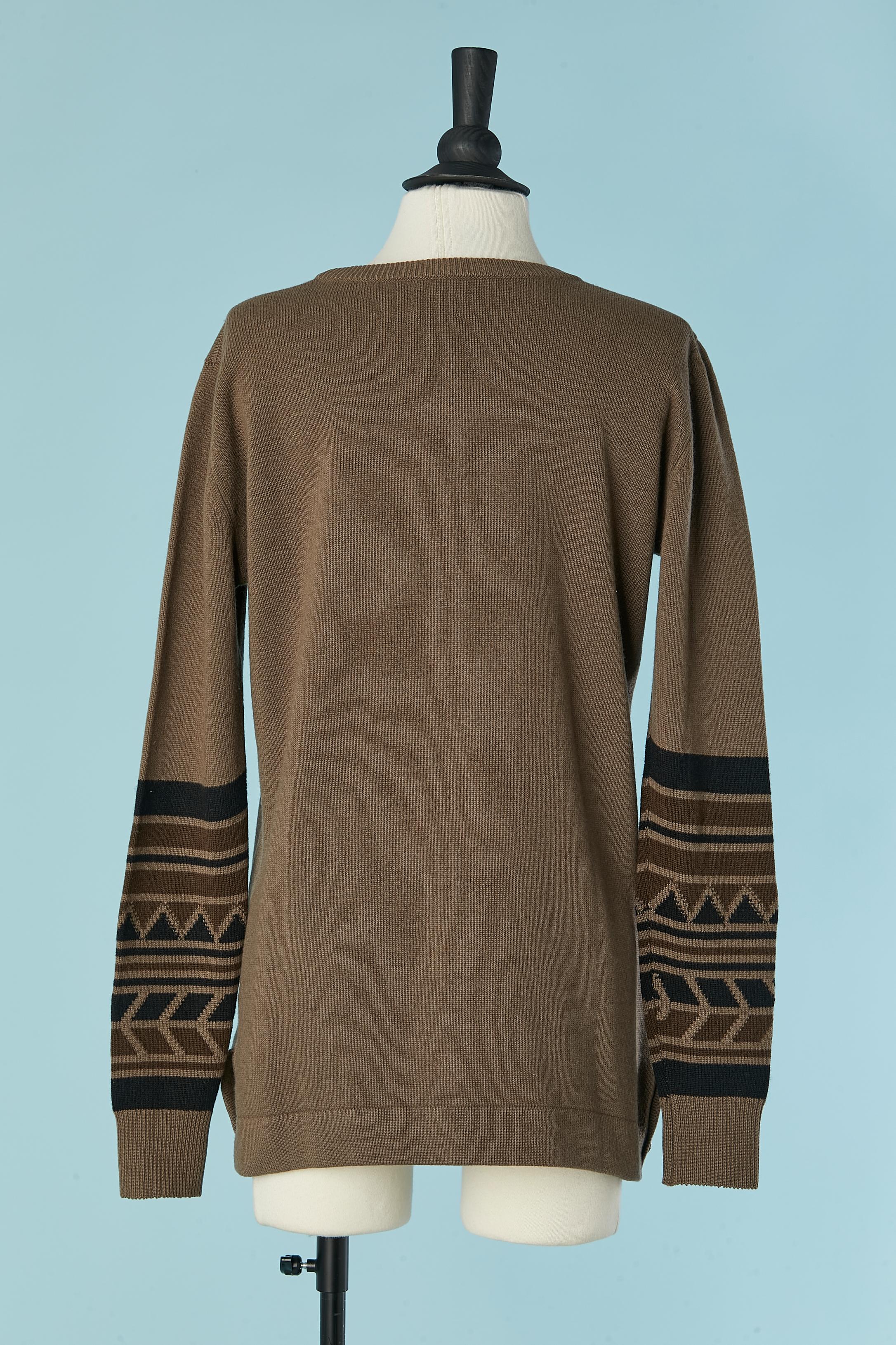 Pull en cachemire Brown avec manches en jacquard CHANEL en vente 1