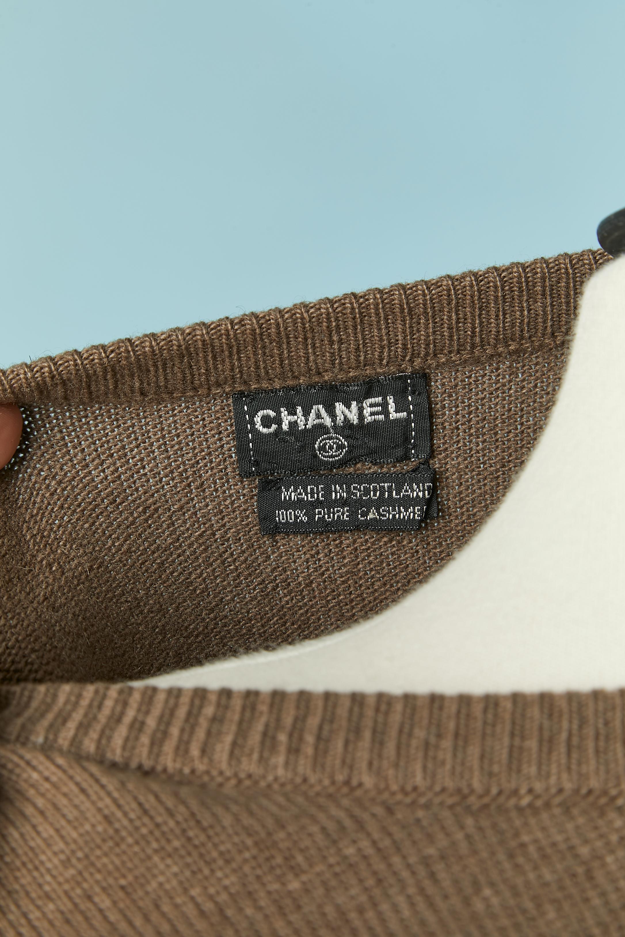 Pull en cachemire Brown avec manches en jacquard CHANEL en vente 4