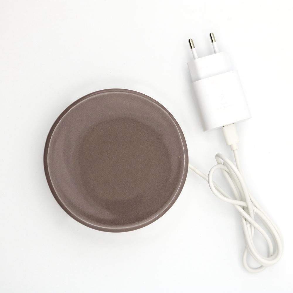 Une base en céramique,
qui recharge rapidement votre téléphone, d'un coup de baguette magique.
 
Un cercle, 
un ciment, 
réalisée avec le soin que requiert la céramique.

Une puissante technologie de charge sans fil garantit une alimentation