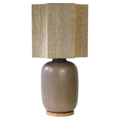 Lámpara curva de cerámica marrón con base de madera de nogal, pantalla personalizada de R. Houben