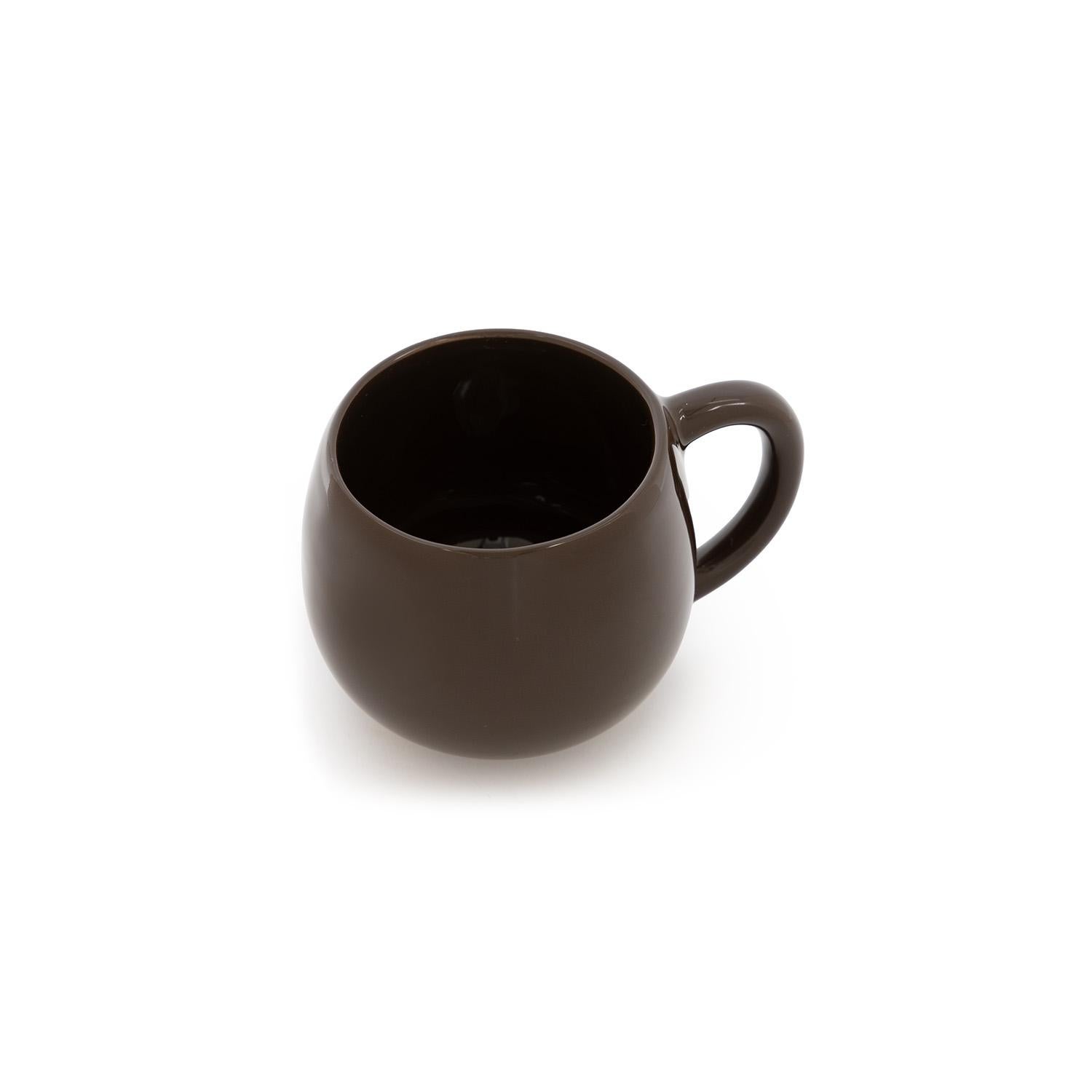 Als Teil unserer Keramik-Frühstückskapsel ist dieser Becher sowohl lustig als auch funktional. Sie ist mit einer hochglänzenden Glasur in Violett-, Braun- und Grüntönen veredelt und kann allein verwendet oder mit dem passenden Tablett und der