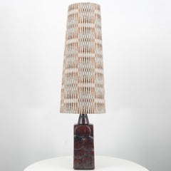 Lampada da tavolo in ceramica marrone con paralume personalizzato con motivo