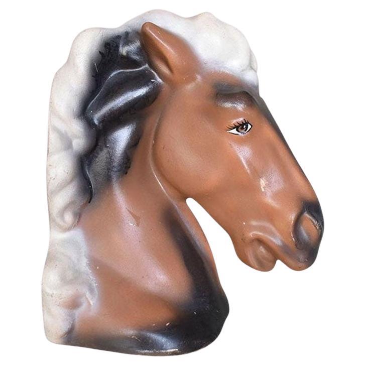 Buchstütze mit braunem und schwarzem Pferdekopf aus Keramik