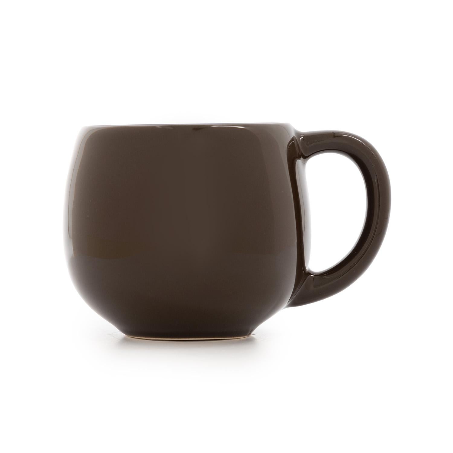 Como parte de nuestra cápsula de cerámica para el desayuno, esta taza es a la vez divertida y funcional. Acabada con un esmalte de alto brillo en tonos morados, marrones y verdes, puede utilizarse sola o combinada con la bandeja y la taza de café