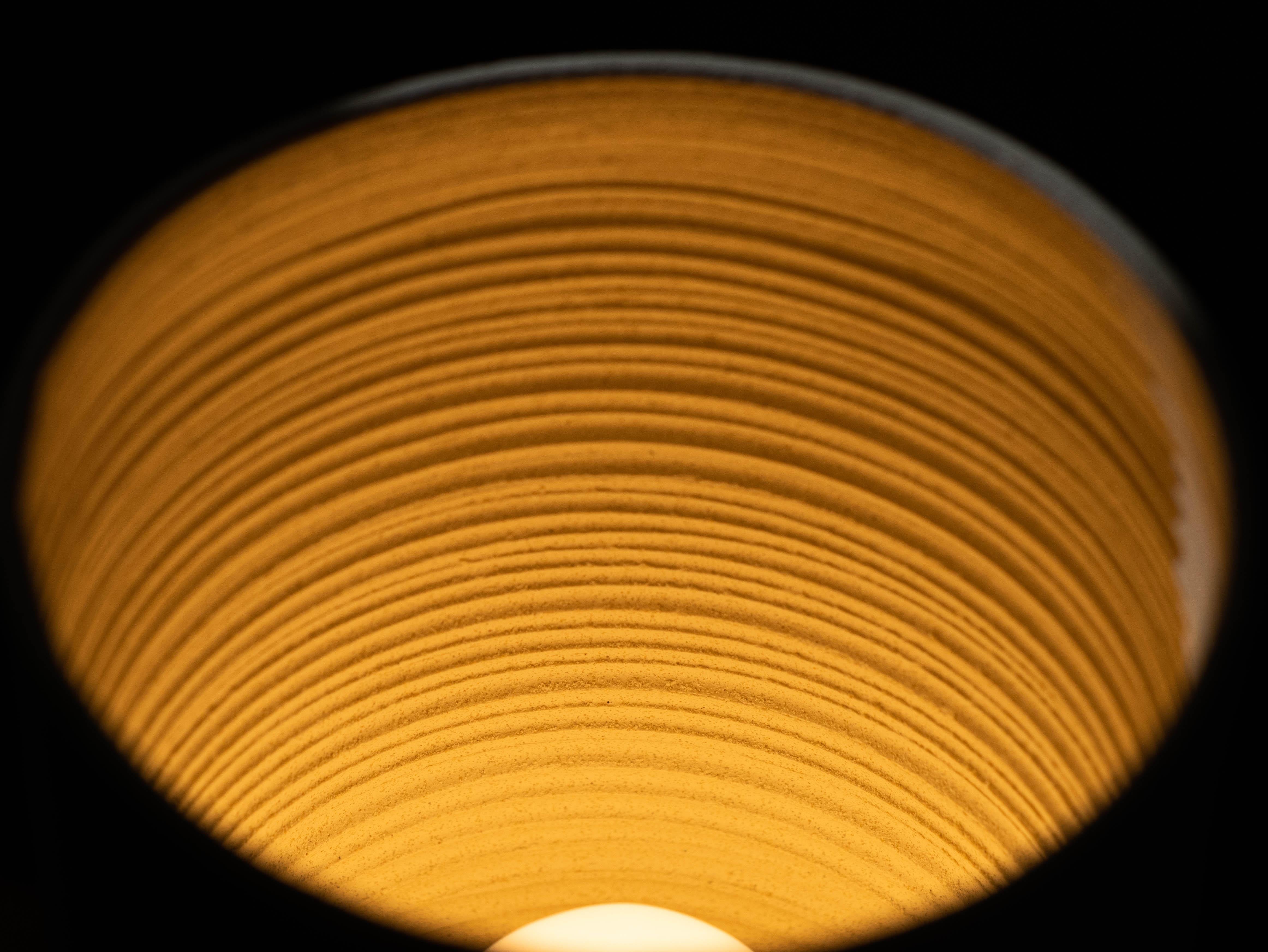 Braune Keramiklampe mit geraden Wänden (amerikanisch) im Angebot