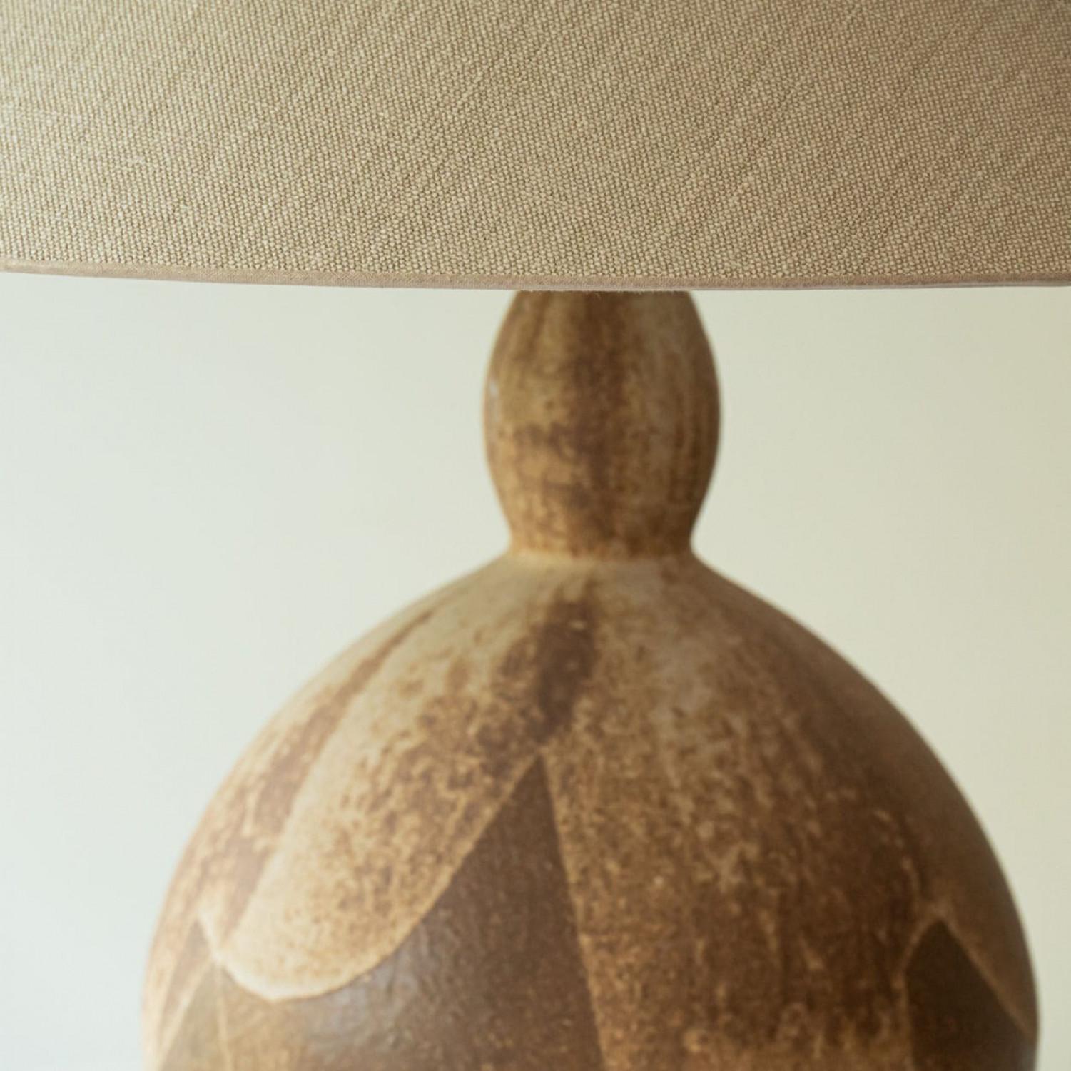 Autre Lampe de table en céramique brune, abat-jour neutre de R. Houben, 1970 en vente