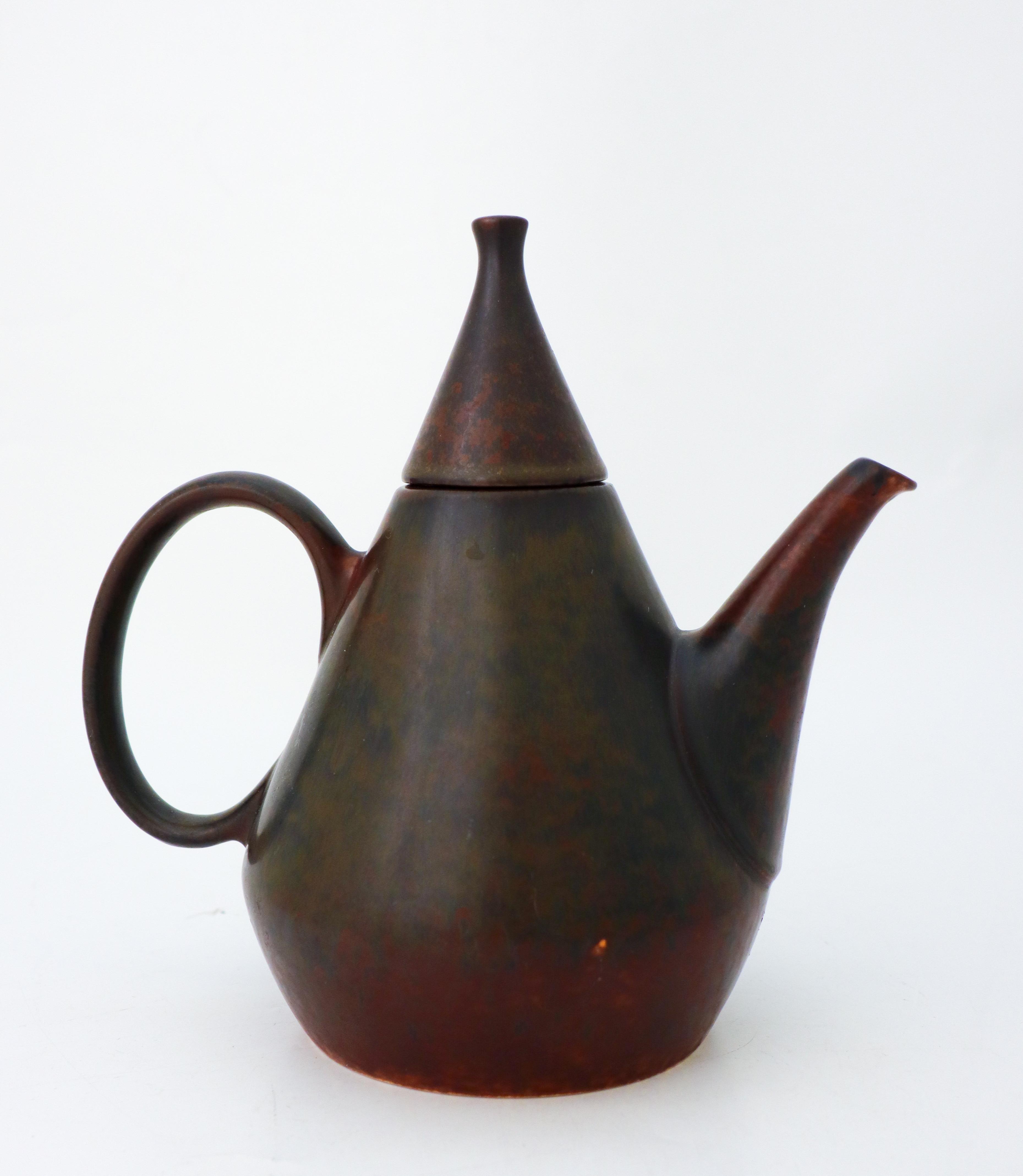 Braune Teekanne aus Keramik - Carl-Harry Stålhane - Rörstrand - Mitte des 20. Jahrhunderts (Skandinavische Moderne) im Angebot