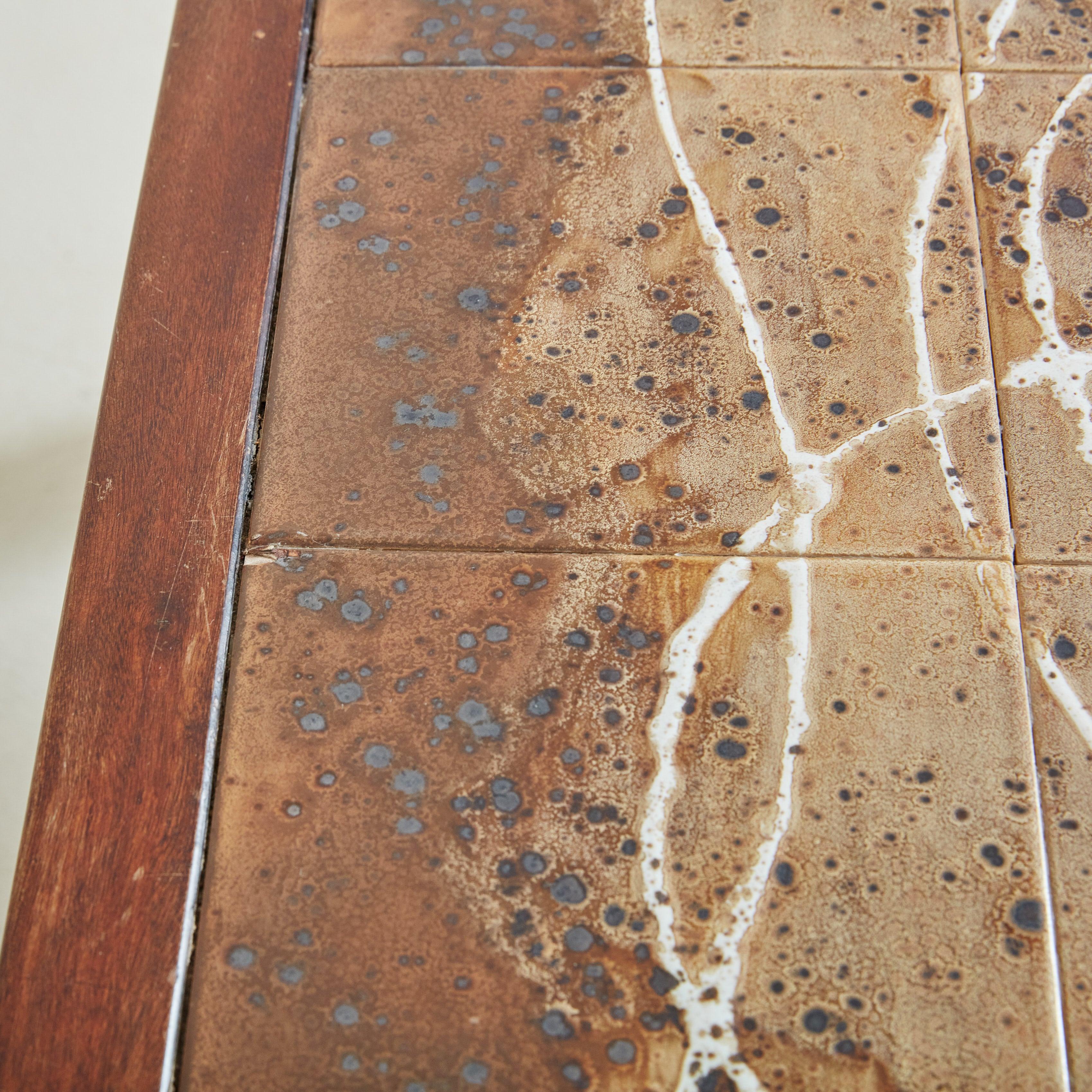 Table basse en céramique Brown avec cadre en Wood par Jean D'asti, France années 1960 en vente 3