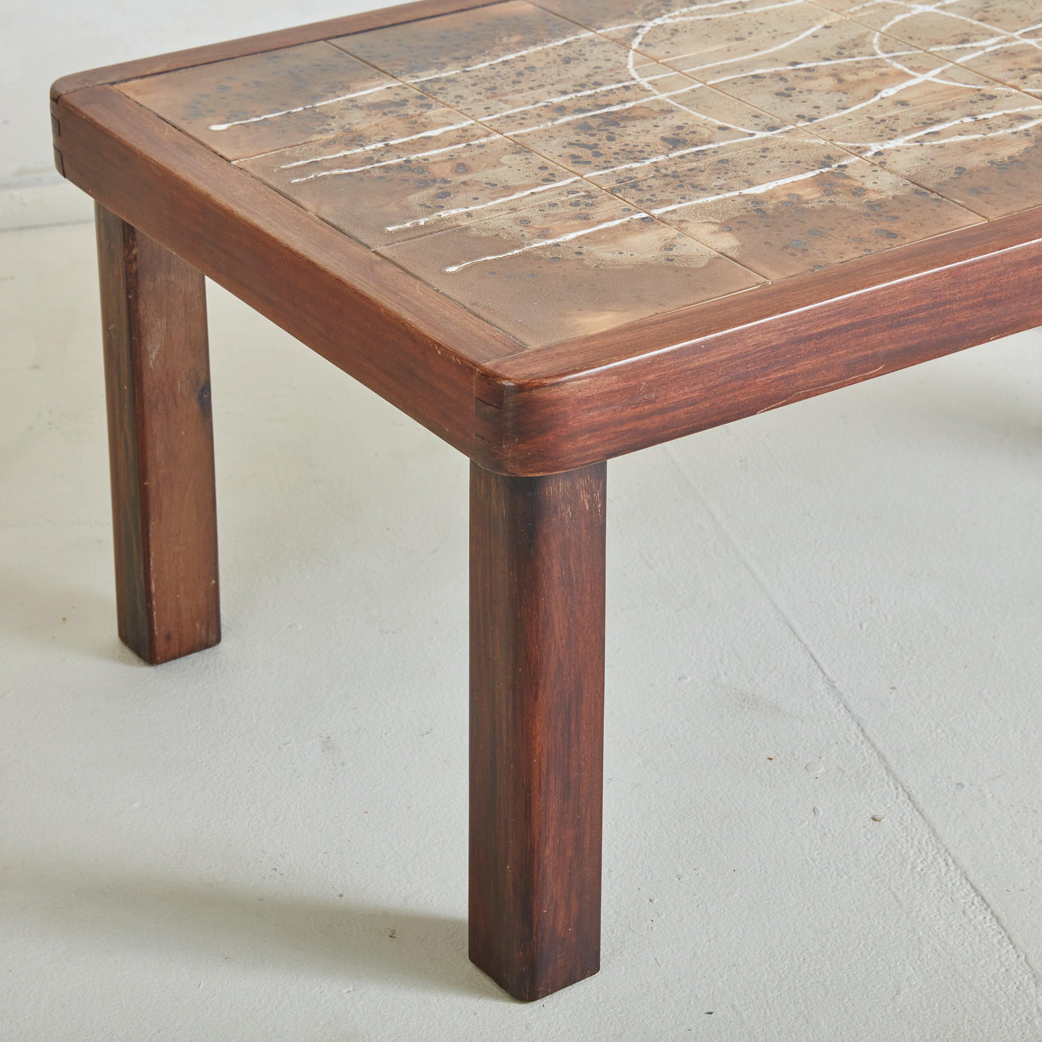 Table basse en céramique Brown avec cadre en Wood par Jean D'asti, France années 1960 en vente 4