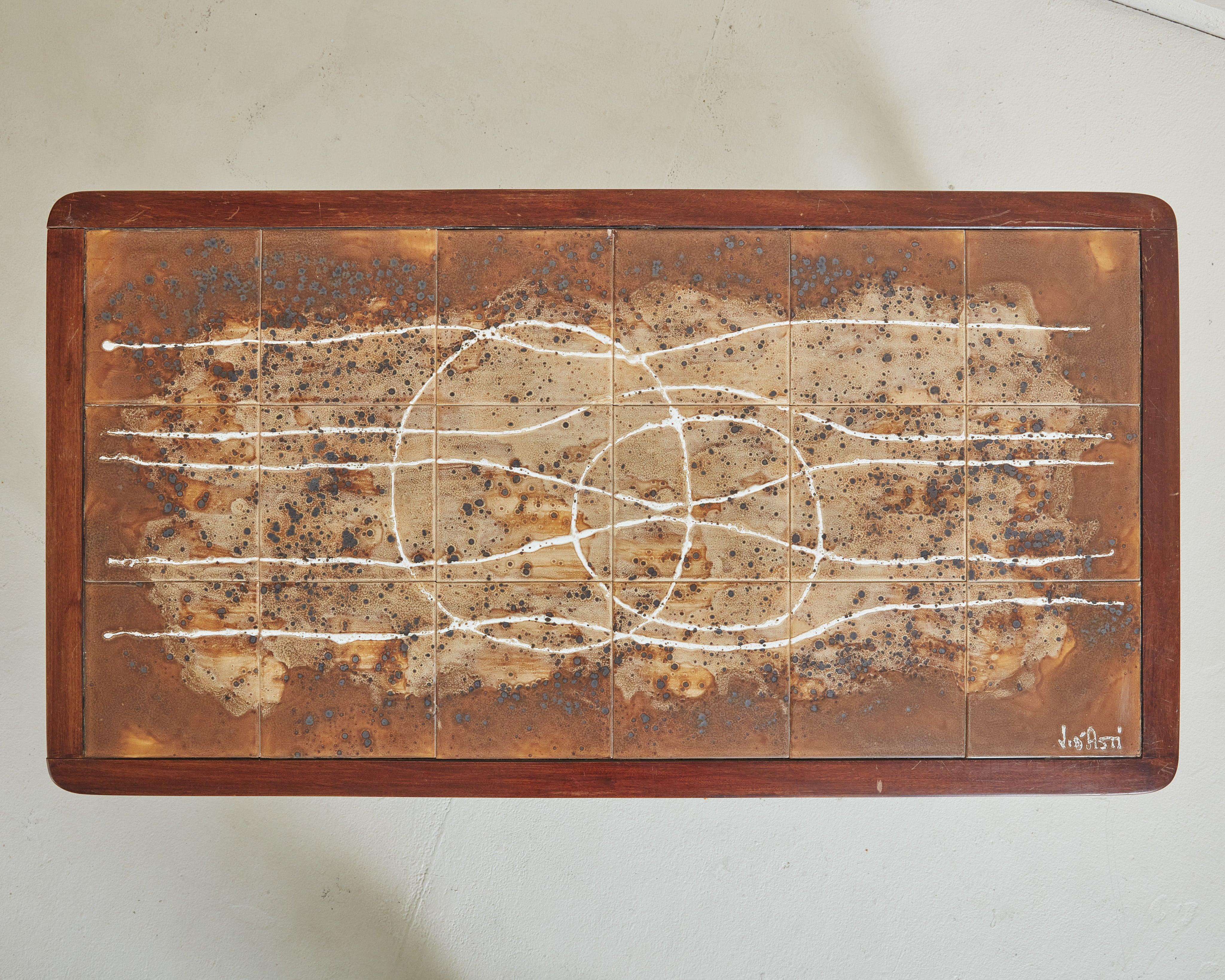 Table basse française des années 1960 signée par l'artiste céramiste Jean D'asti. Au milieu du XXe siècle, Jean D'asti a exploité son atelier à Vallauris, un pittoresque village balnéaire du sud de la France réputé pour sa poterie. Cette table basse