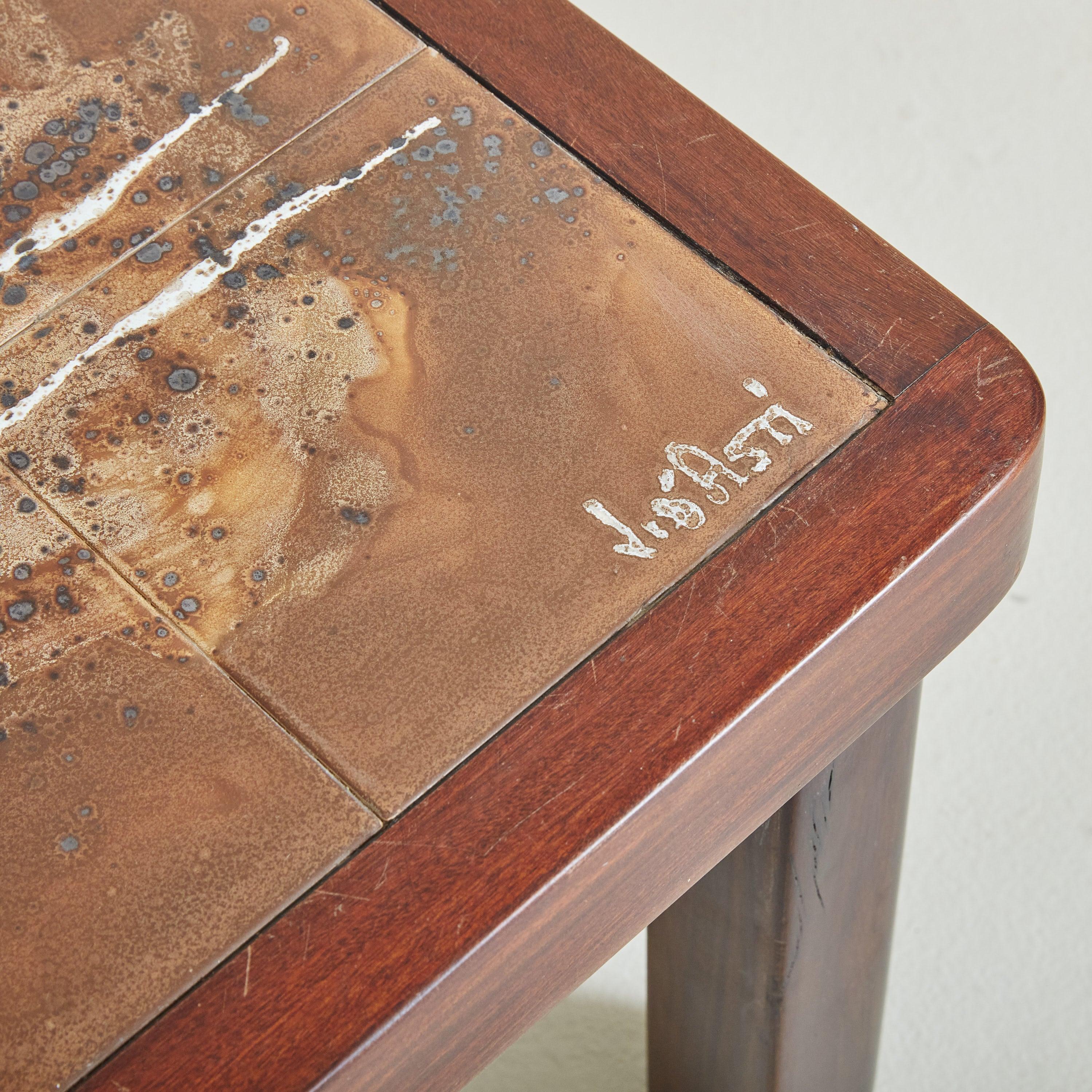 Mid-Century Modern Table basse en céramique Brown avec cadre en Wood par Jean D'asti, France années 1960 en vente