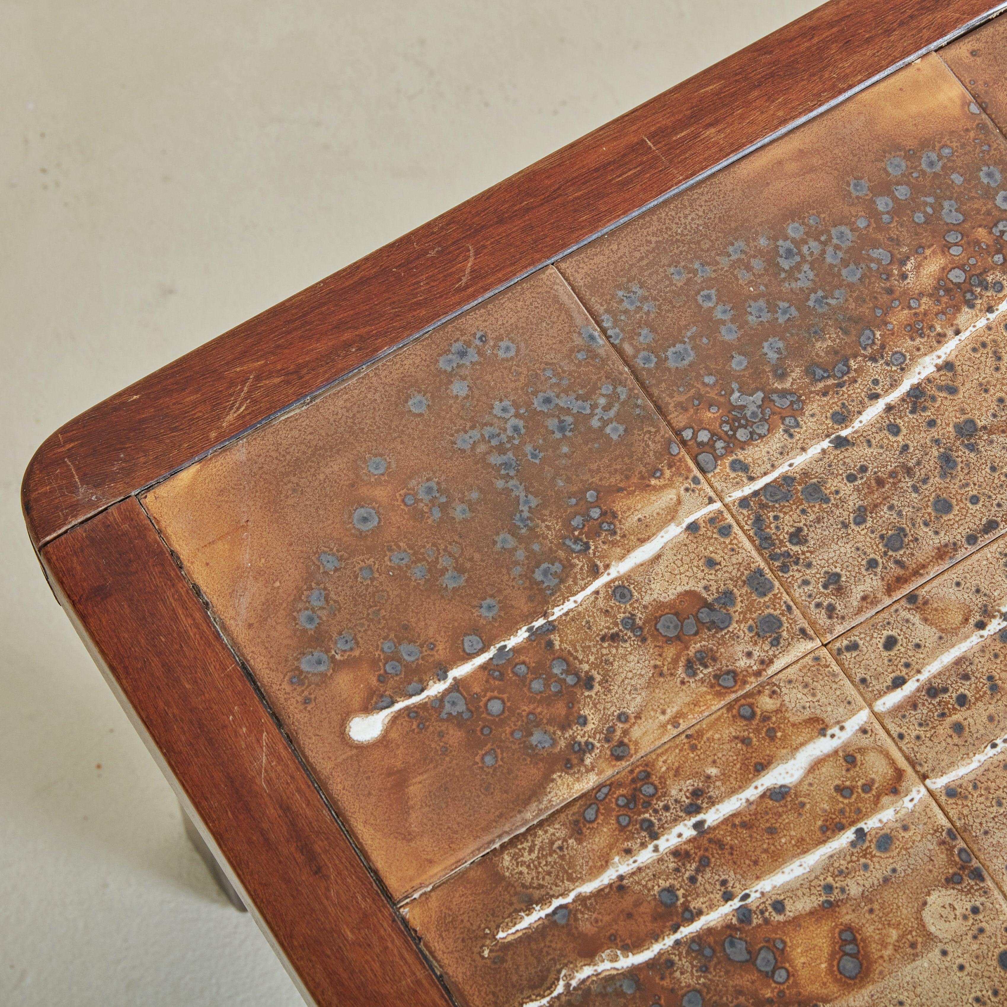 Milieu du XXe siècle Table basse en céramique Brown avec cadre en Wood par Jean D'asti, France années 1960 en vente