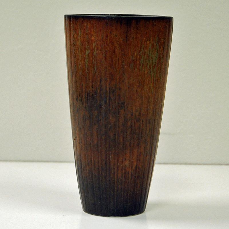 Nice, rustic and and elegant mid-century ceramic vase by Gunnar Nylund for Rörstrand, Sweden. H: 15 cm. D: 7 cm. Glazed bronze elegant vintage stoneware relief vase. 1950s. Signed with GN ARH. And R for Rörstrand. Good vintage condition.

Gunnar