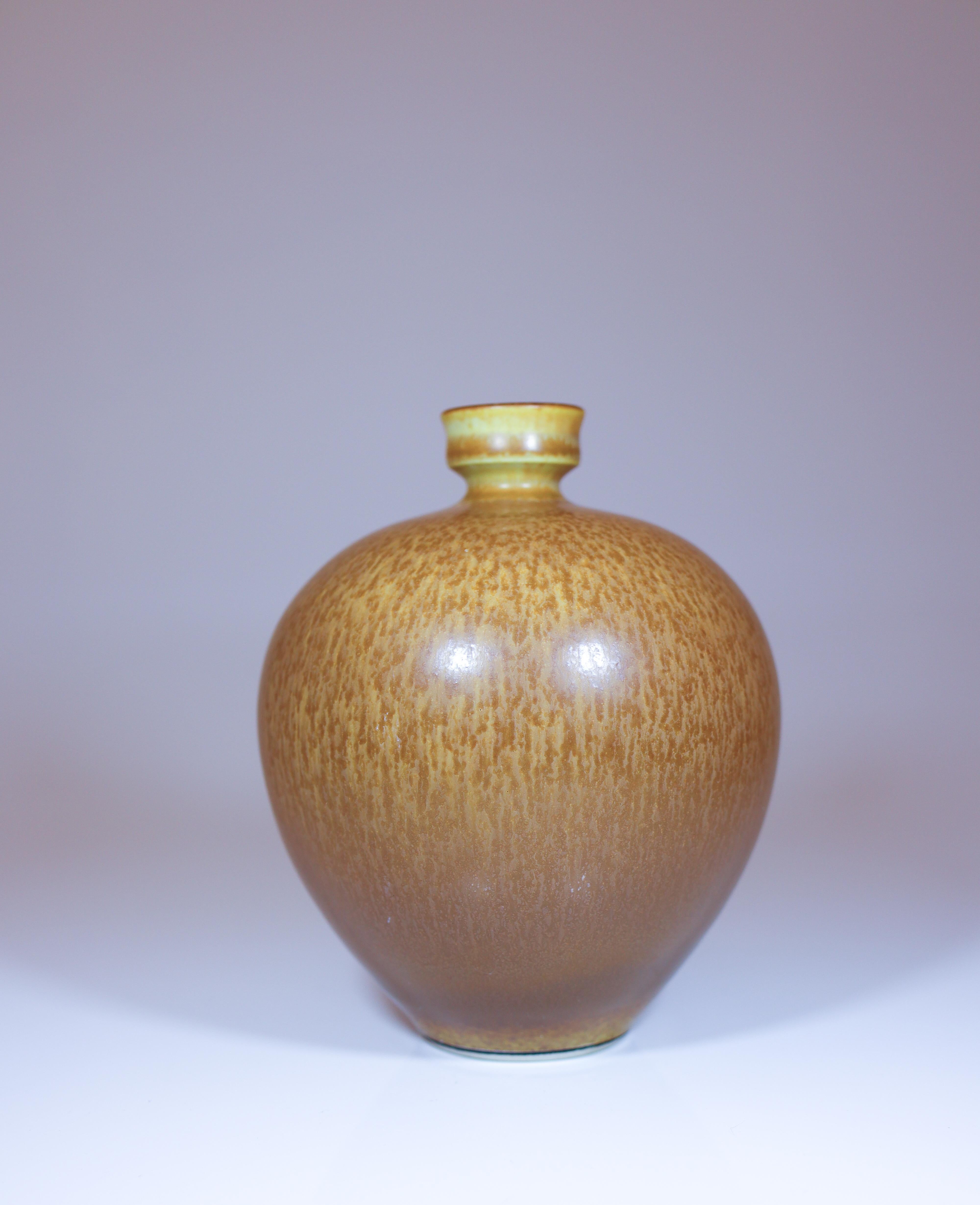 Ce vase brun, conçu par Berndt Friberg chez Gustavsberg à Stockholm, mesure 11,5 cm de haut et environ 9,5 cm de diamètre. Elle présente une bonne glaçure de fourrure brune. Le vase est en excellent état. 

Berndt Friberg est une icône de la