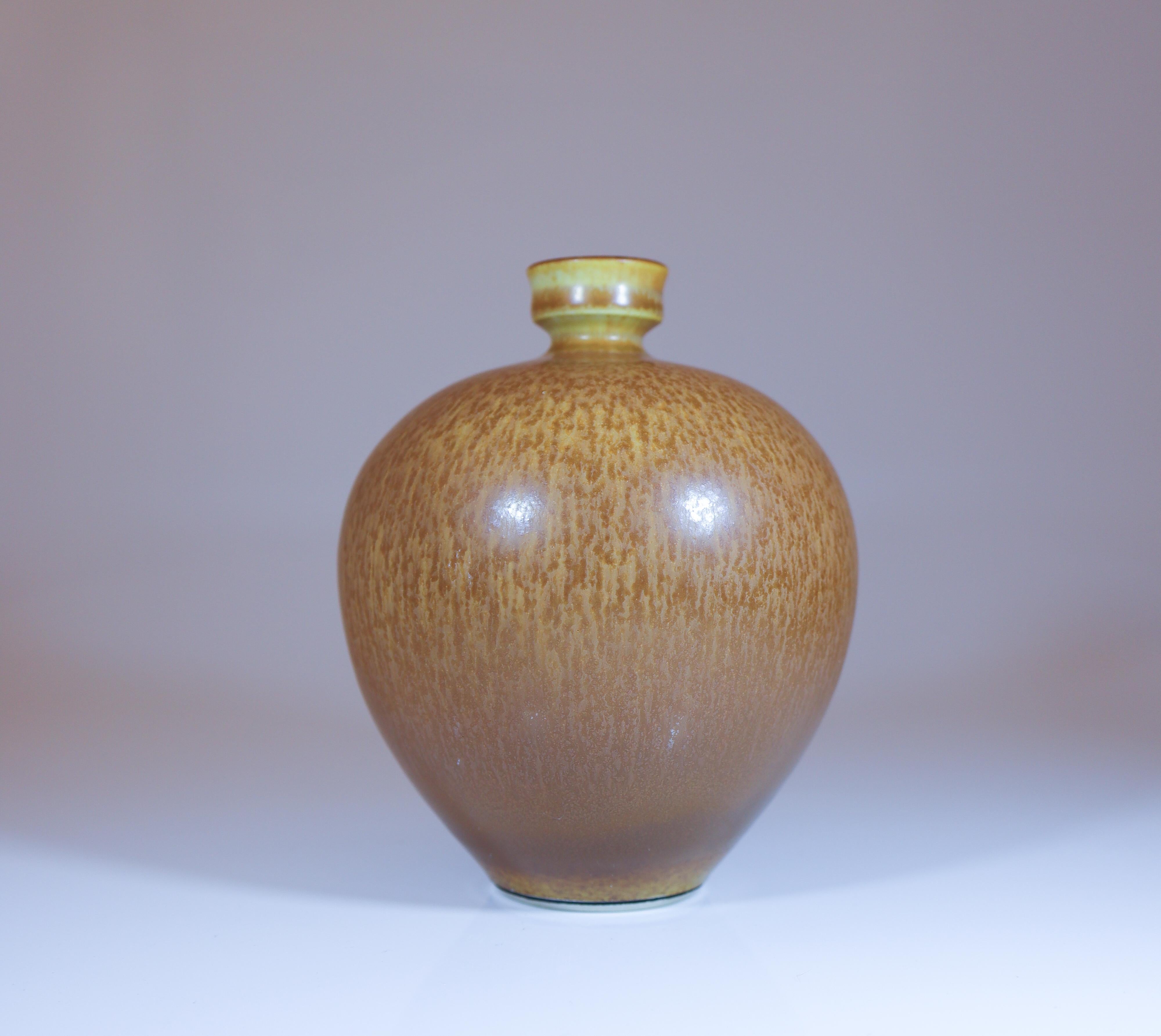 Scandinave moderne Vase en céramique brune, Berndt Friberg, Gustavsberg - Milieu du XXe siècle en vente