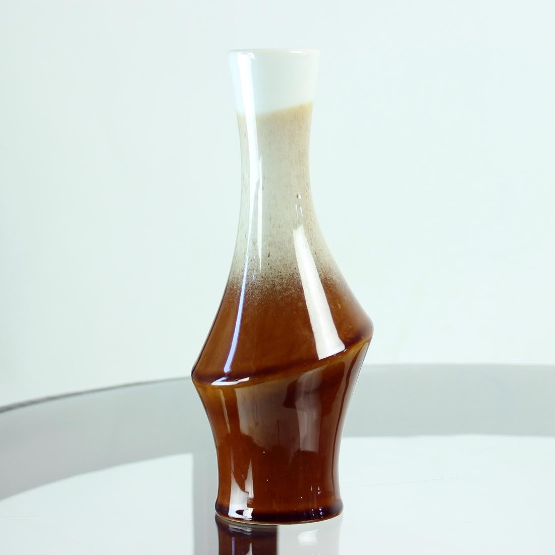 Schöne Keramikvase mit glasierter Oberfläche, hergestellt von Ditmar Urbach in den 1960er Jahren. Der Originalstempel ist auf der Unterseite vollständig sichtbar. Die Vase ist eine elegante Kombination aus drei Farben in einem brillanten Stück.  Die