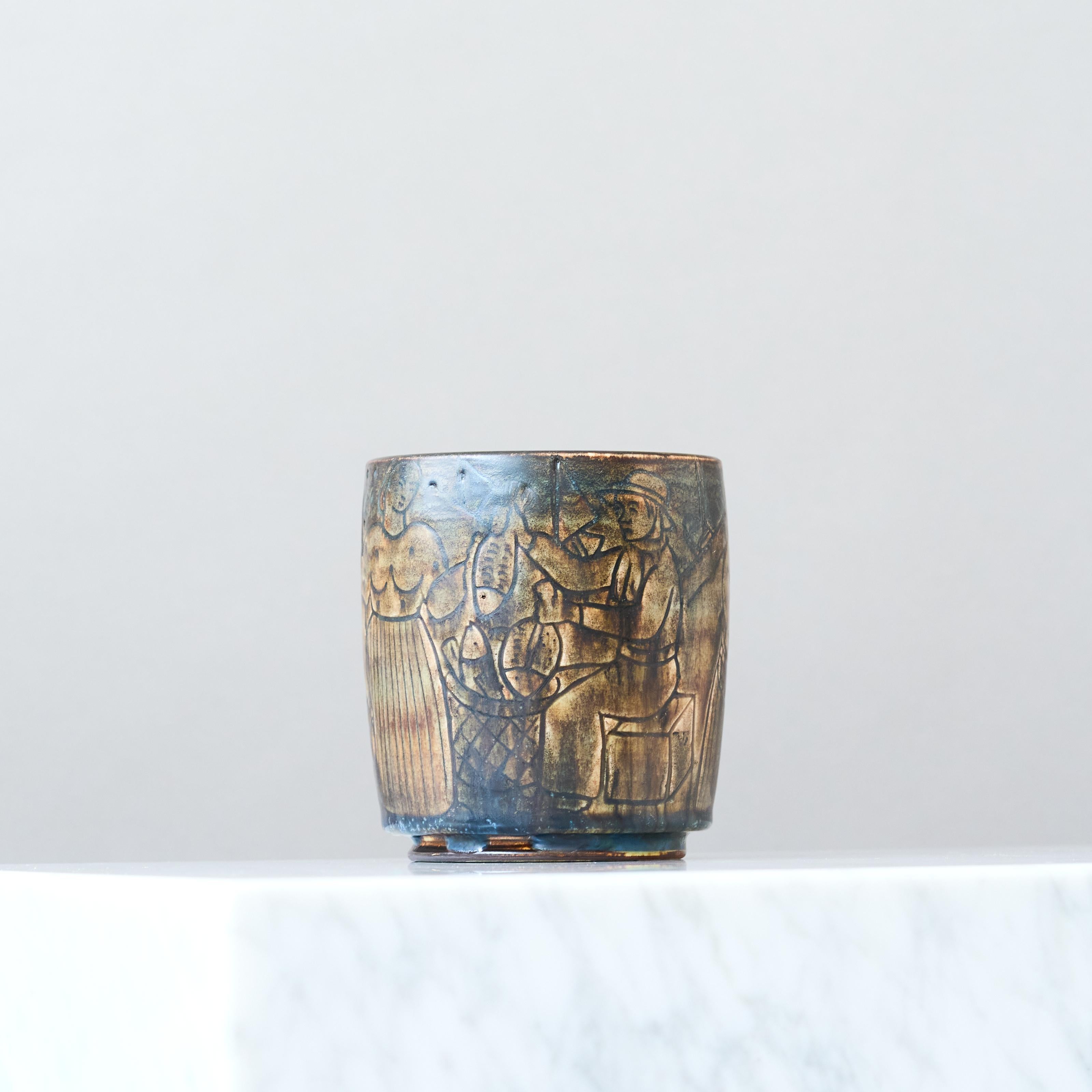 Schöne schwedische Grace-Vase mit handgeschnitztem Dekor.
Hergestellt von Gertrud Lönegren in Rorstrand in Schweden zwischen 1936-41.

Toller Zustand. 
Gestempelt 
