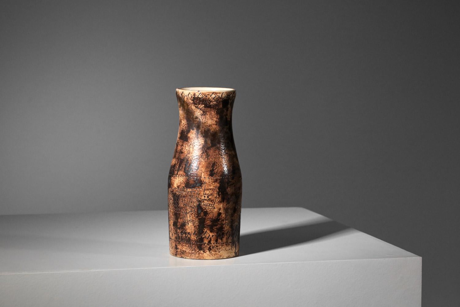 Braun glasierte Keramikvase von Jacques Blin aus den 60er Jahren. Die gesamte Vase ist mit stilisierten Nashörnern und Elefanten verziert. Schöner Vintage-Zustand, leichte Alters- und Gebrauchsspuren (siehe Fotos). Unter der Vase befindet sich die