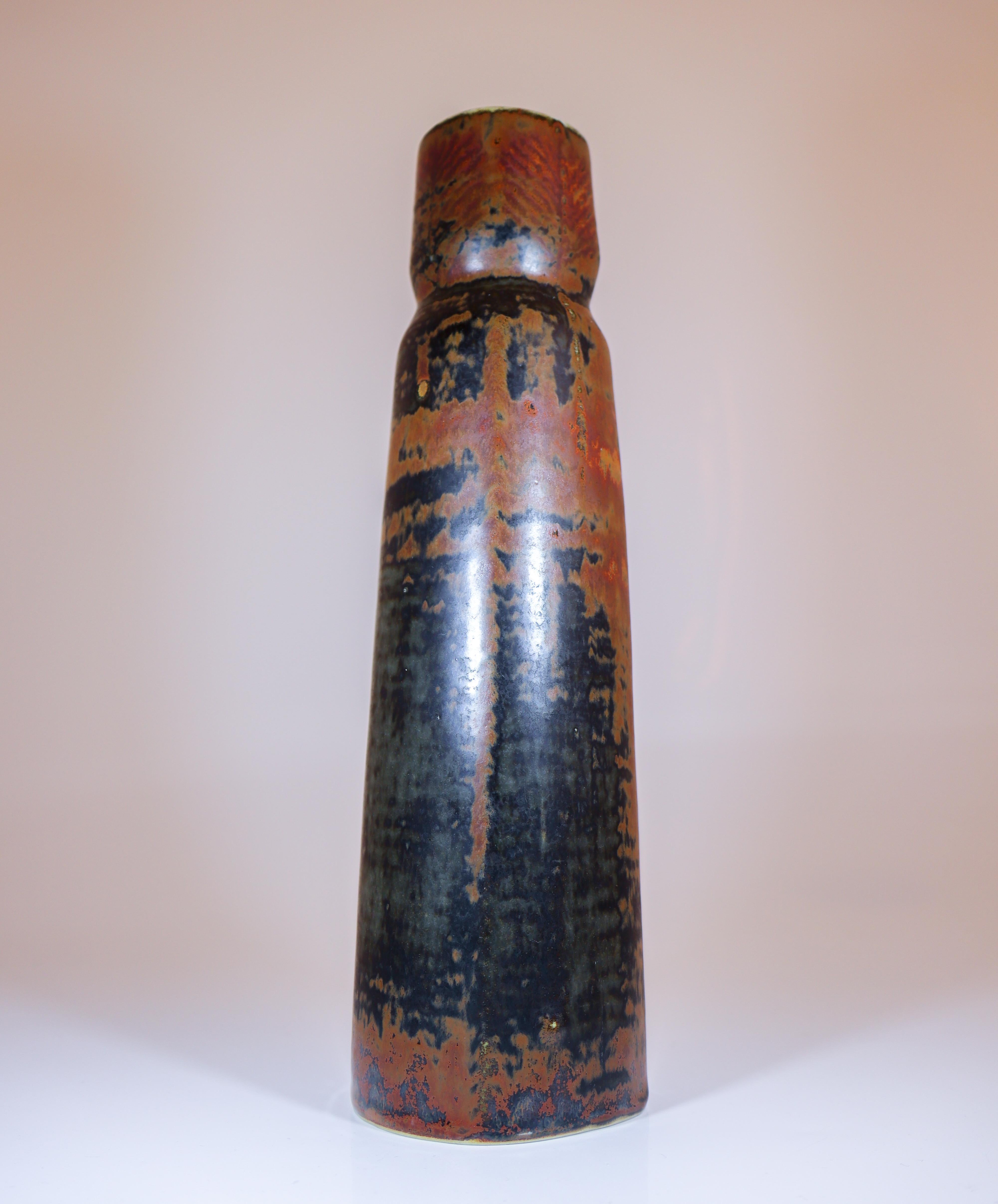 Un grand vase brun conçu par Carl-Harry Stålhane à Rörstrand, d'une hauteur de 28,5 cm, en excellent état et marqué comme étant de 2ème qualité. 

Carl-Harry Stålhane est l'un des grands noms de la céramique scandinave du milieu du siècle. Il a été