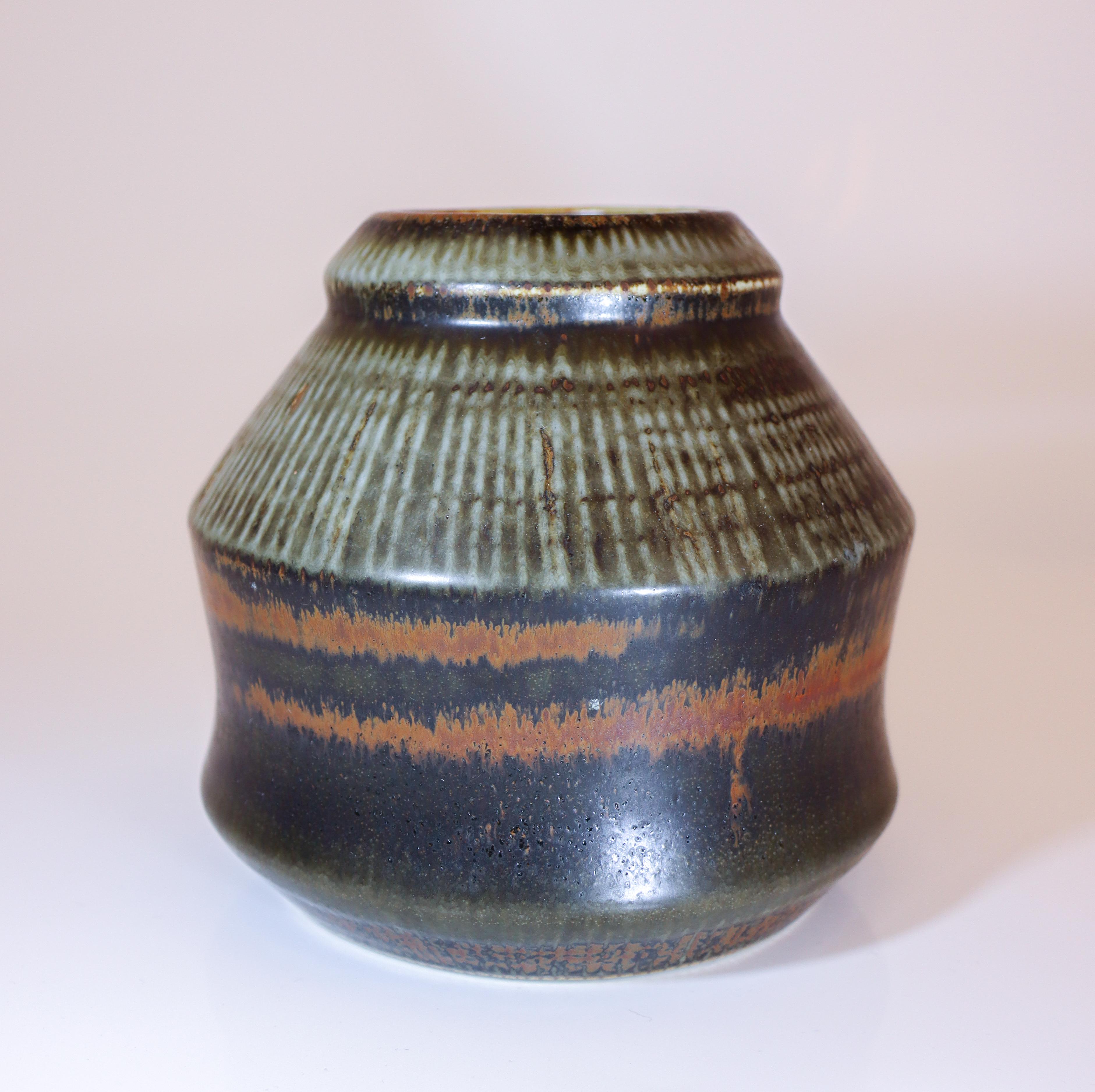 Un vase brun et gris conçu par Carl-Harry Stålhane à Rörstrand, d'une hauteur de 16 cm (6.4