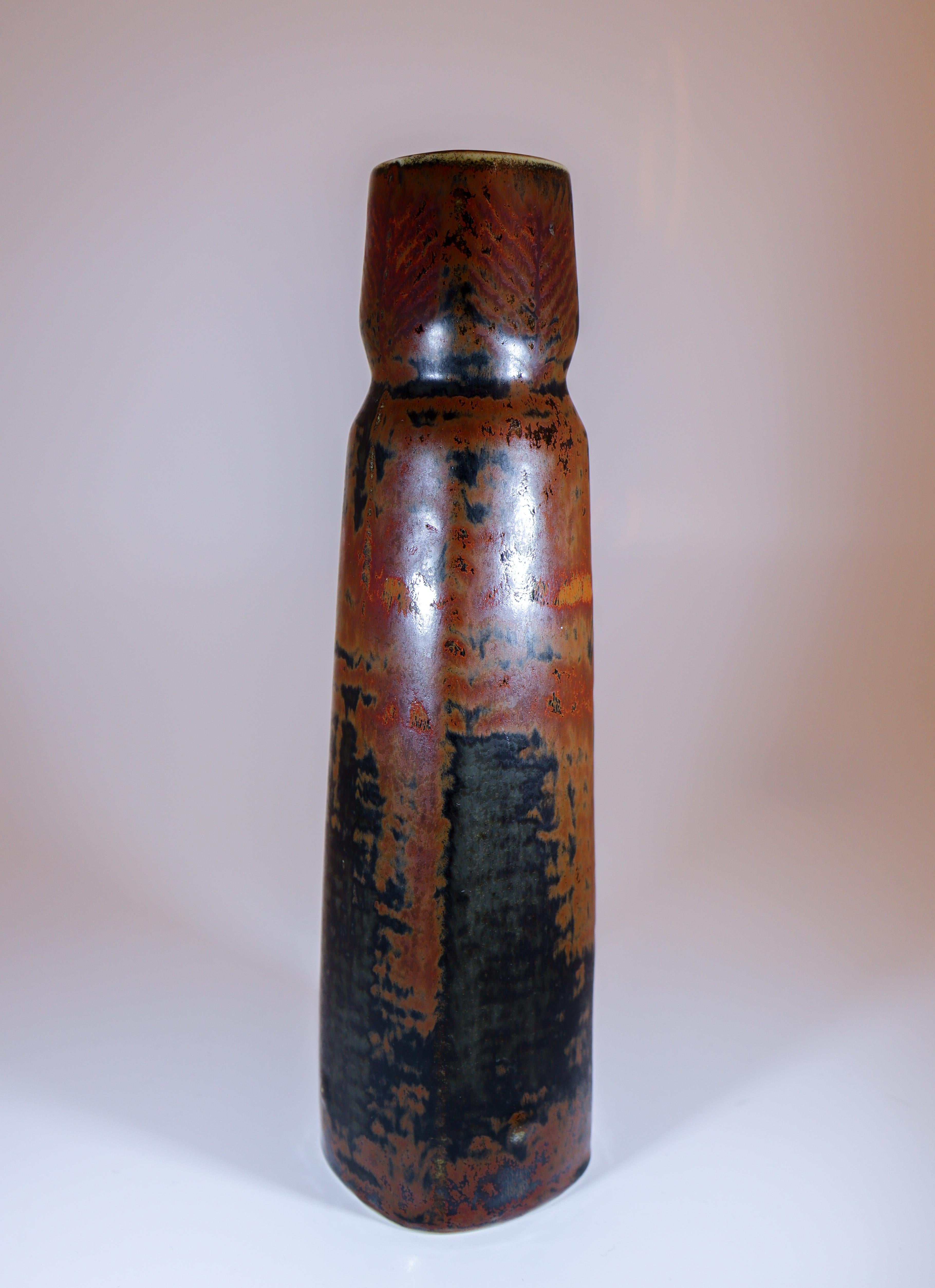 Vase en céramique brune - Carl-Harry Stålhane - Rörstrand - Milieu du XXe siècle Excellent état - En vente à Stockholm, SE