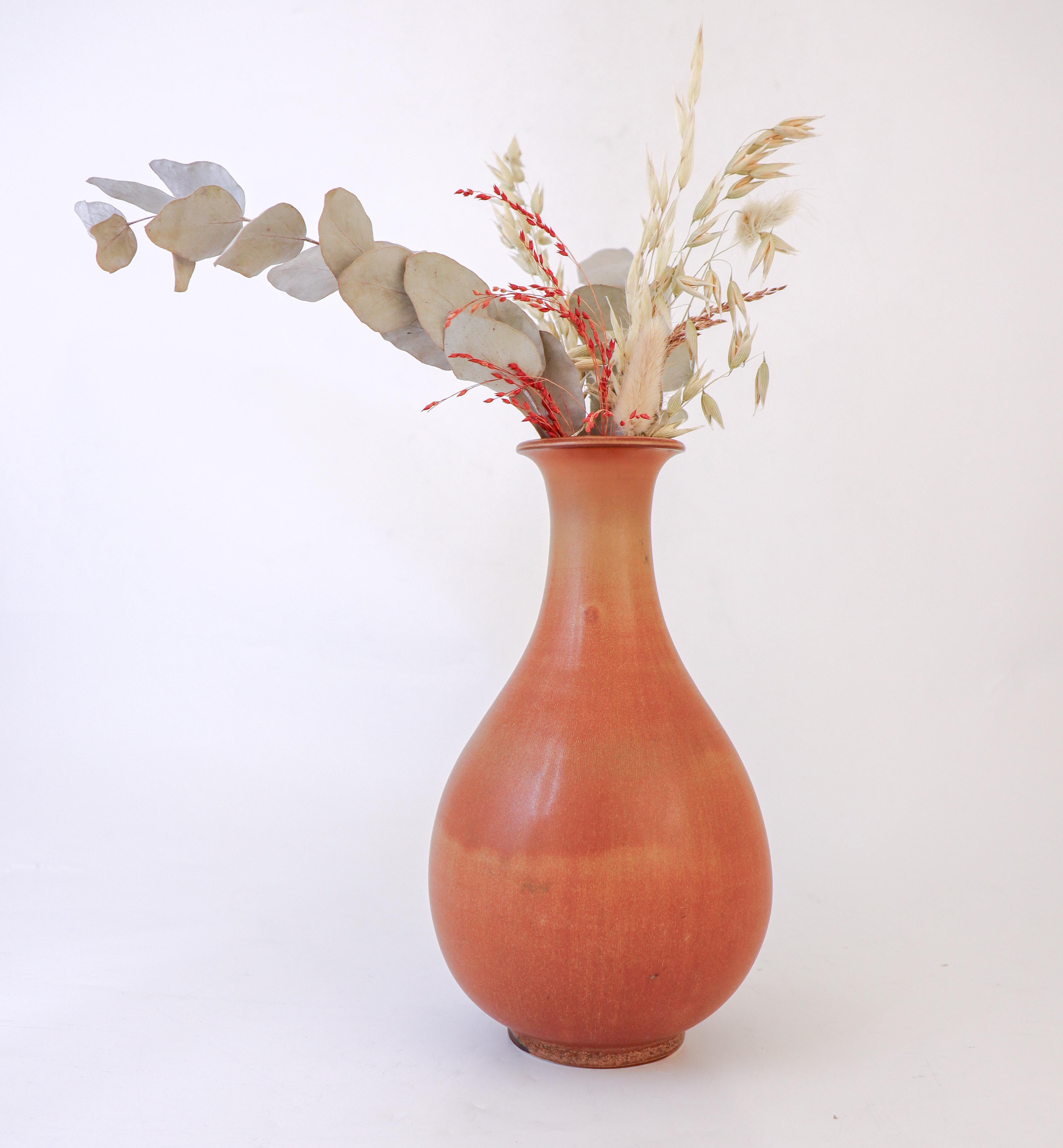 Scandinavo moderno Vaso in ceramica marrone Gunnar Nylund - Rörstrand - metà del XX secolo in vendita