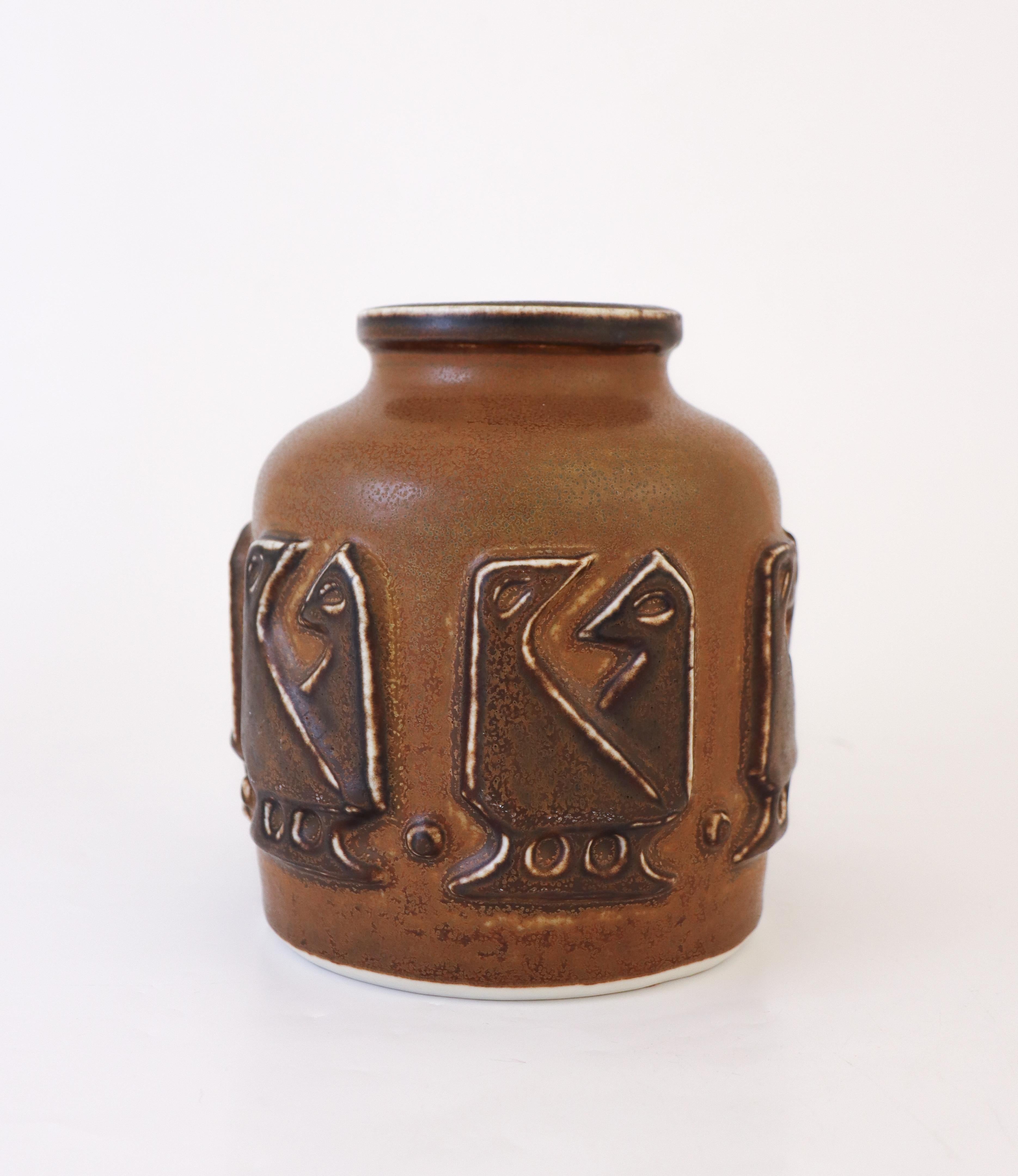 Un grazioso vaso in ceramica marrone con un decoro a rilievo di uccelli disegnato da Jørgen Mogensen a Royal Copenhagen nel 1961. Il vaso è alto 17,5 cm (7