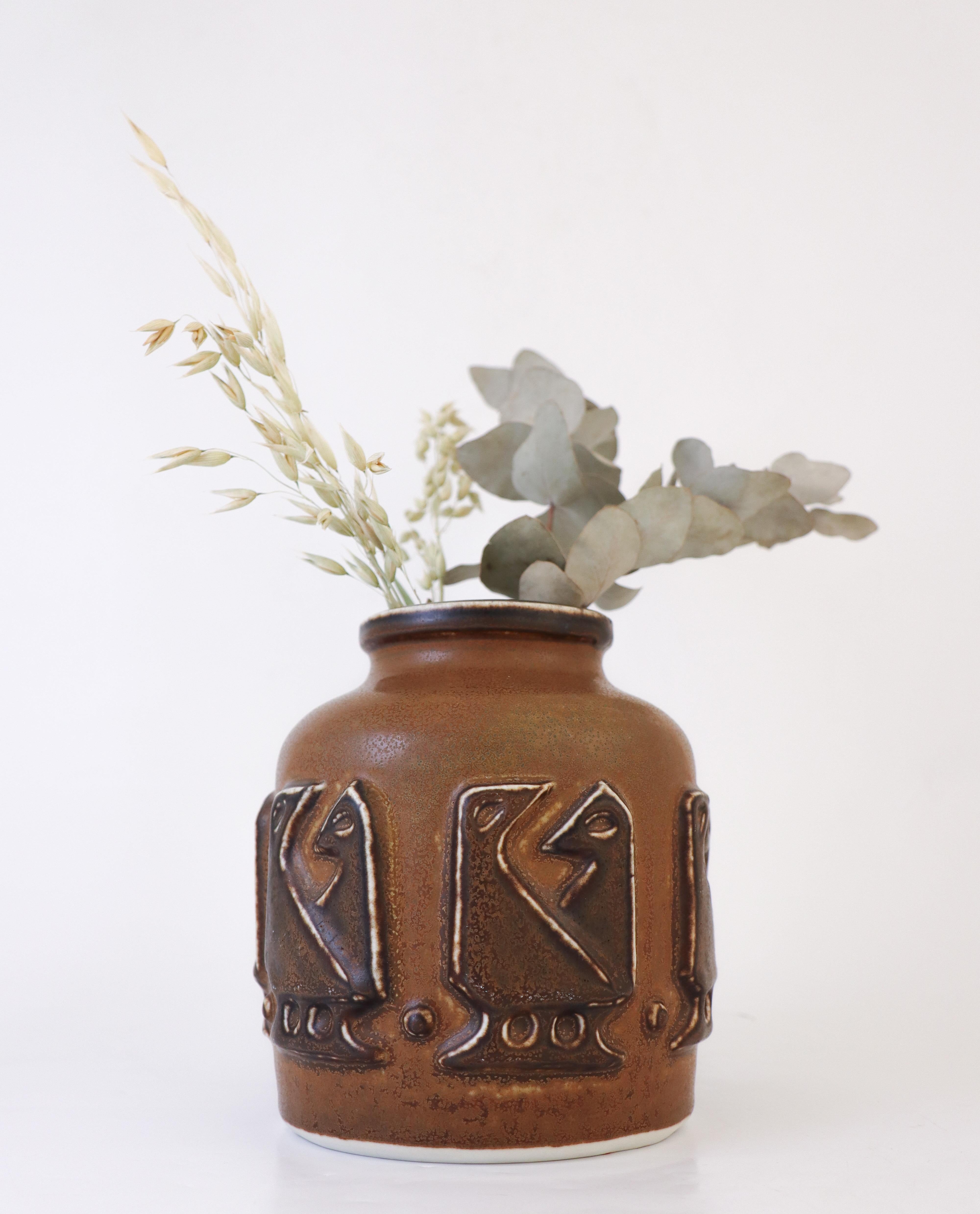 Vaso in ceramica marrone - Uccelli in rilievo - Royal Copenhagen, Danimarca 1961 - 21483 In condizioni ottime in vendita a Stockholm, SE