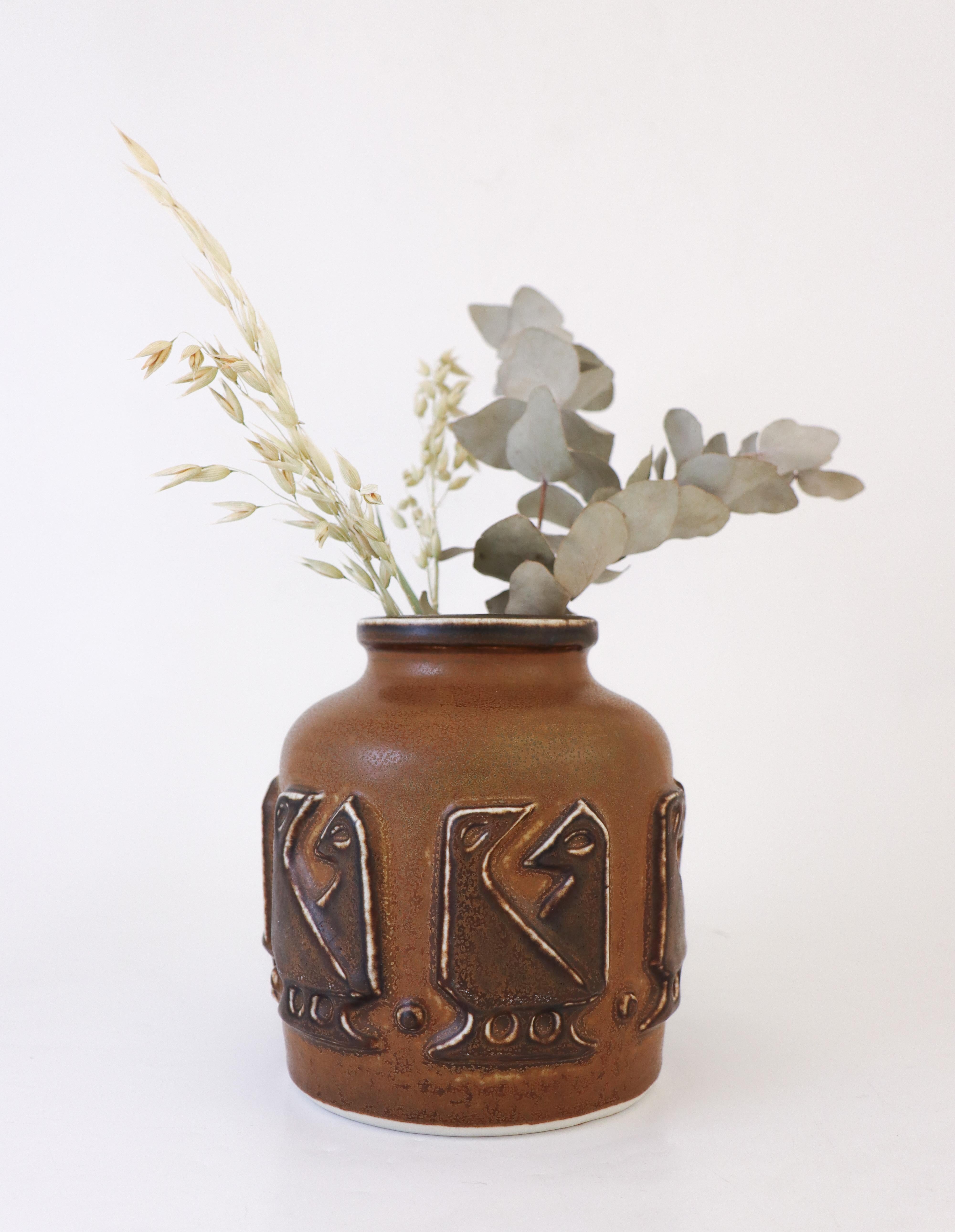 Metà XX secolo Vaso in ceramica marrone - Uccelli in rilievo - Royal Copenhagen, Danimarca 1961 - 21483 in vendita