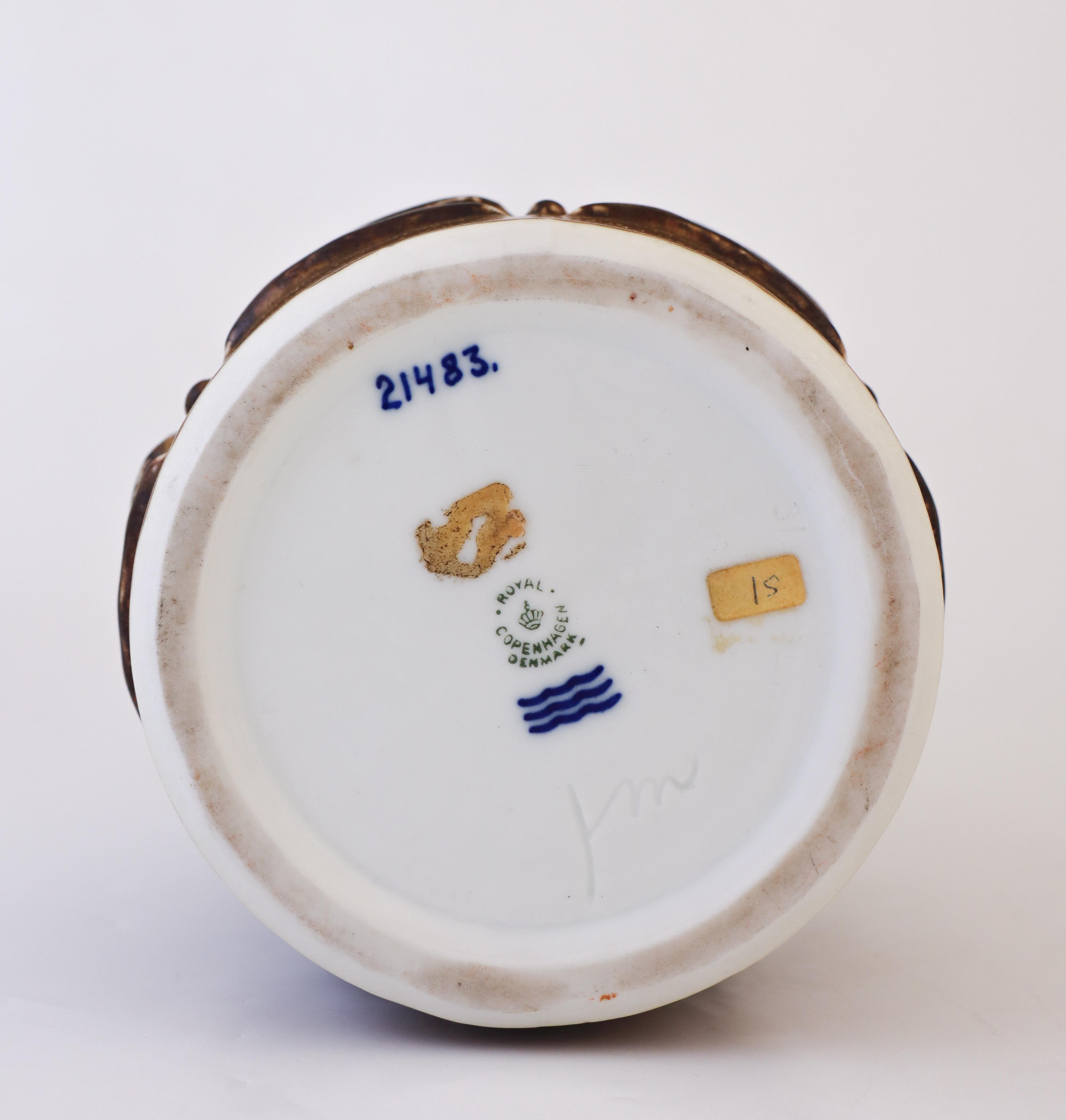 Ceramica Vaso in ceramica marrone - Uccelli in rilievo - Royal Copenhagen, Danimarca 1961 - 21483 in vendita