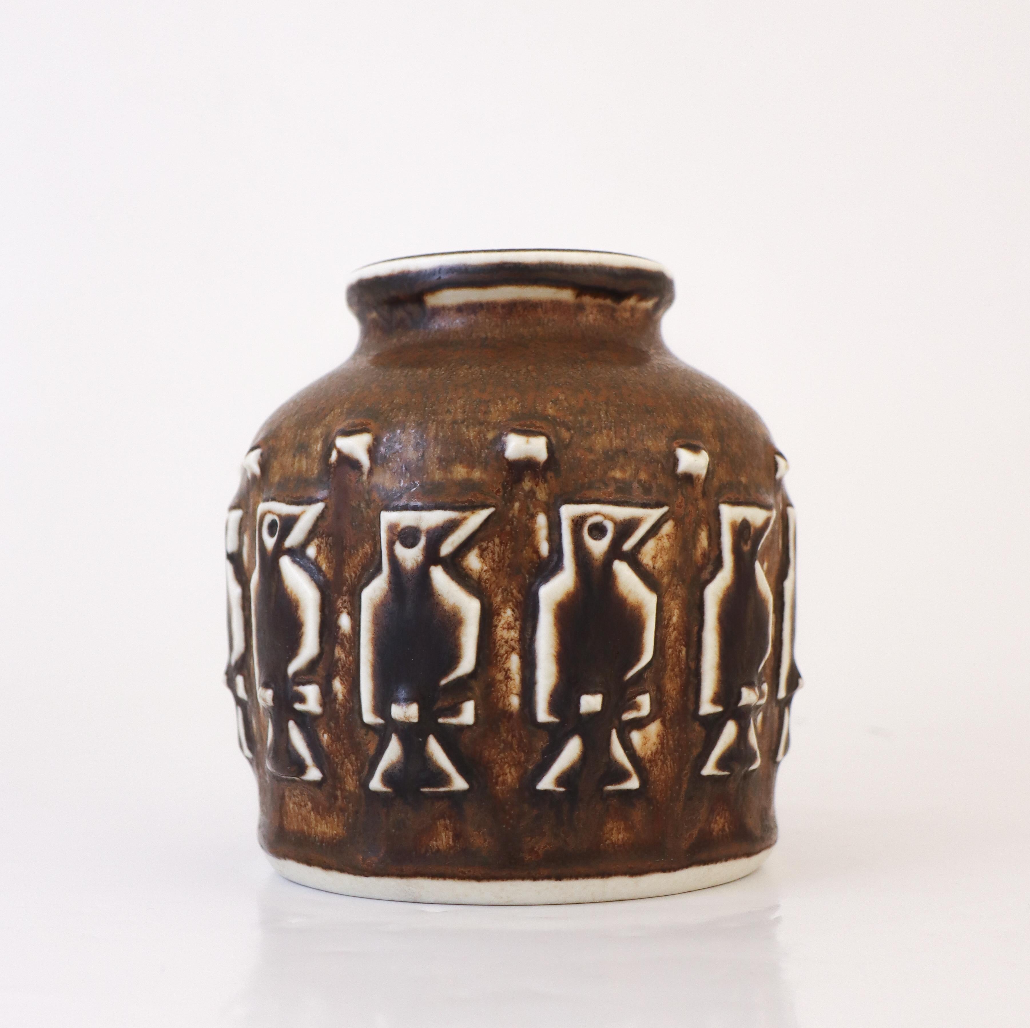 Un grazioso vaso in ceramica marrone con un decoro a rilievo di uccelli disegnato da Jørgen Mogensen a Royal Copenhagen nel 1961. Il vaso è alto 14 cm ed è in ottime condizioni. È contrassegnato come 1a qualità. 