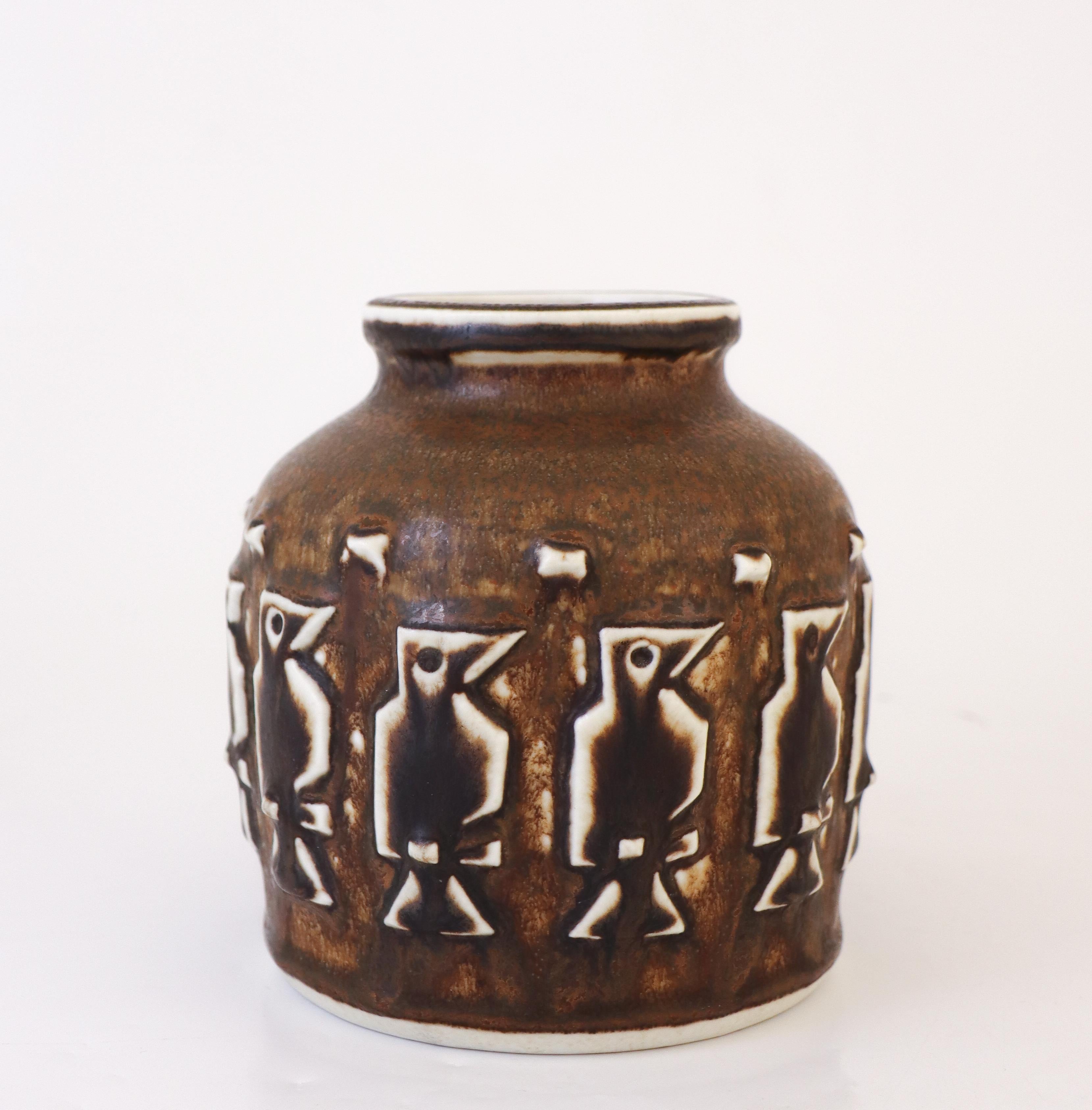 Scandinavo moderno Vaso in ceramica marrone - Uccelli in rilievo - Royal Copenhagen, Danimarca 1961 - 21485 in vendita